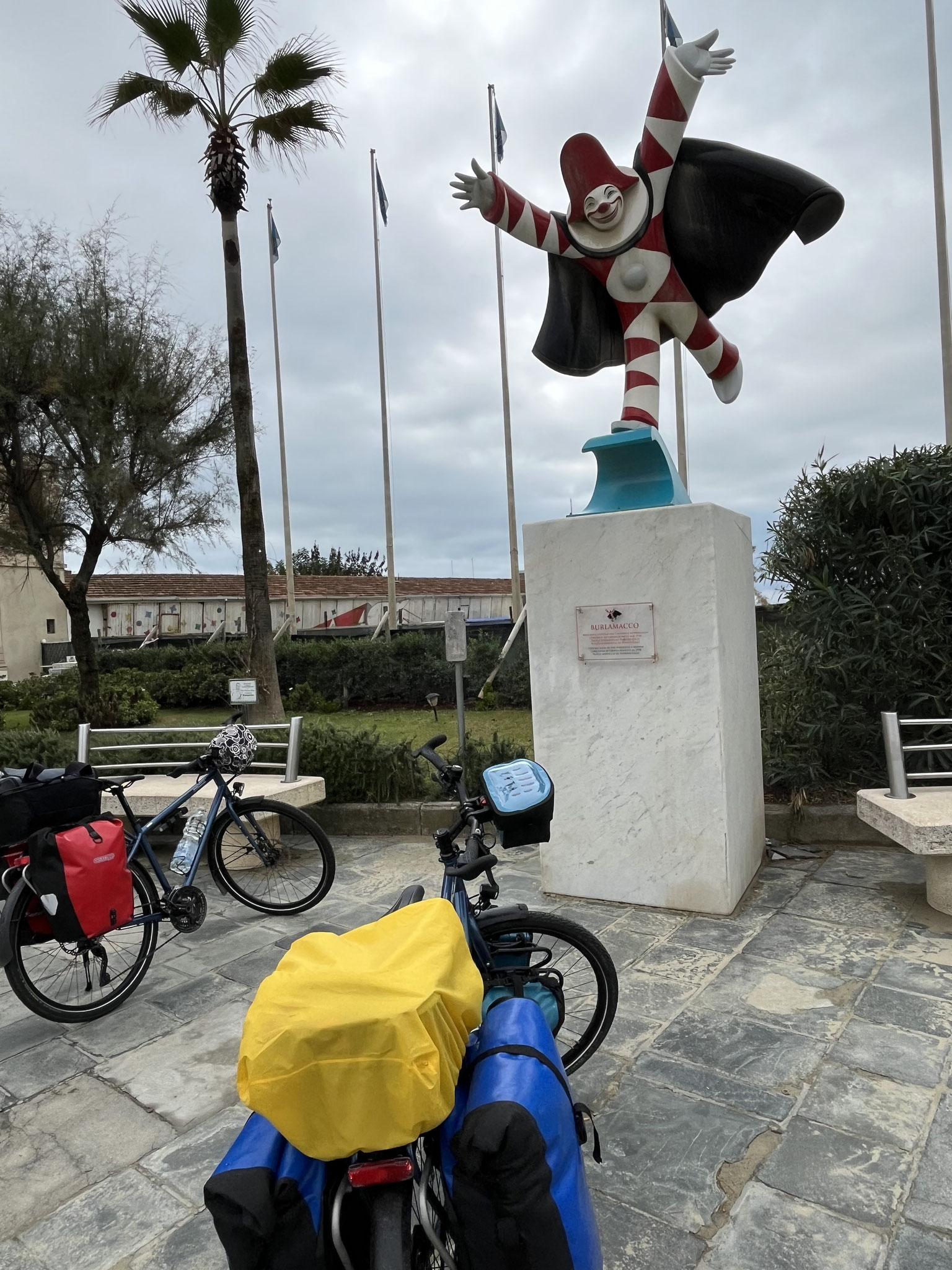 Viareggio ist berühmt für den „Carnevale di Viareggio“ mit dem Mascottchen „Purlamacco“.