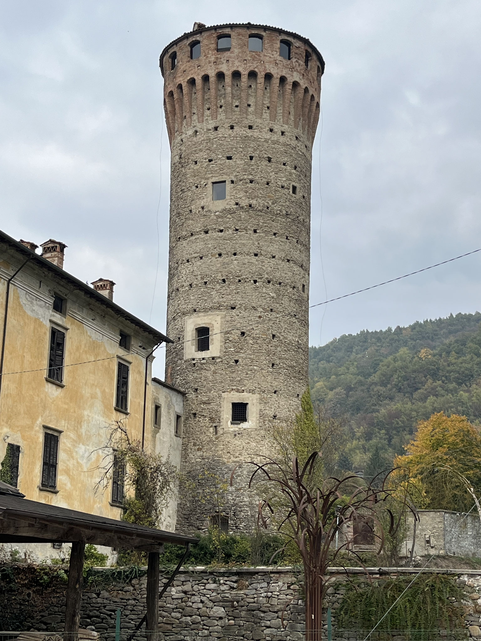 In Priero machen wir noch einen Halt und bestaunen die kleine, befestigte Stadt mit ihrem herausragenden Turm.