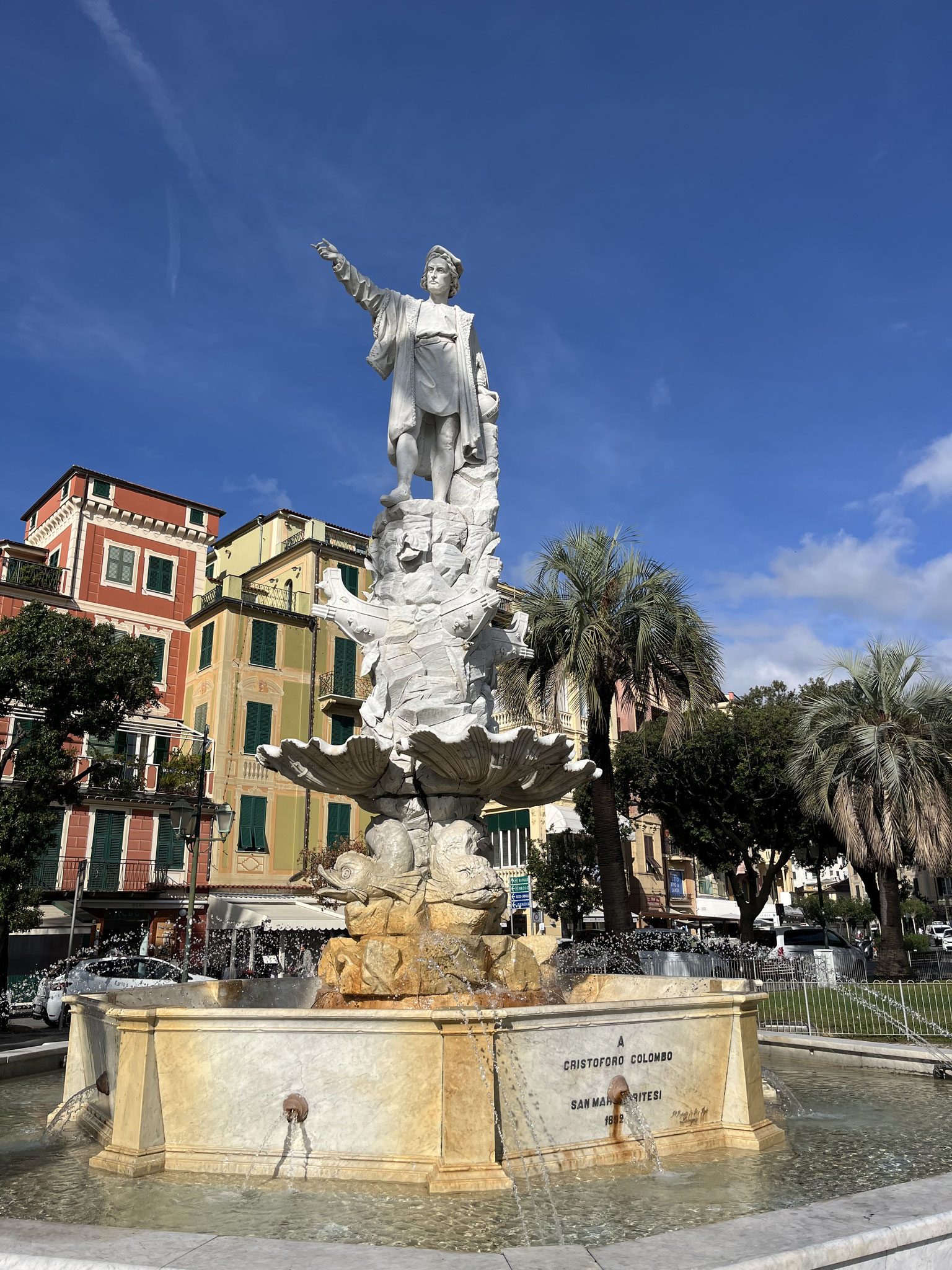 Wir möchten heute das weltberühmte Dörfchen Portofino besuchen. Wir fahren auf der Küstenstrasse und machen in Santa Margherita Ligure einen ersten Halt beim „Kolumbus Brunnen“.
