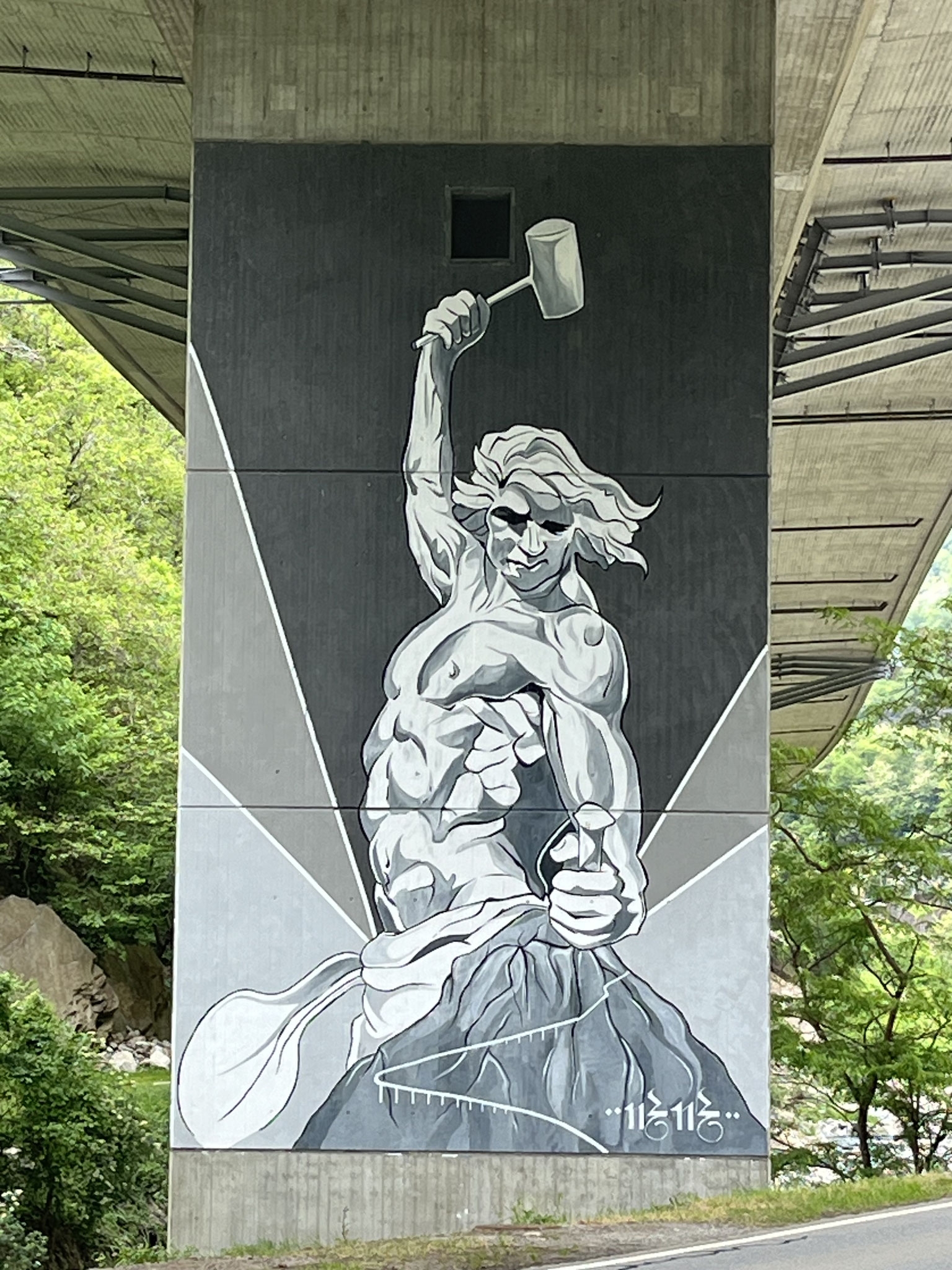 Danach folgt ein flacheres Stück und wir machen eine kurze Pause unter der Autobahn und bestaunen dieses Kunstwerk.