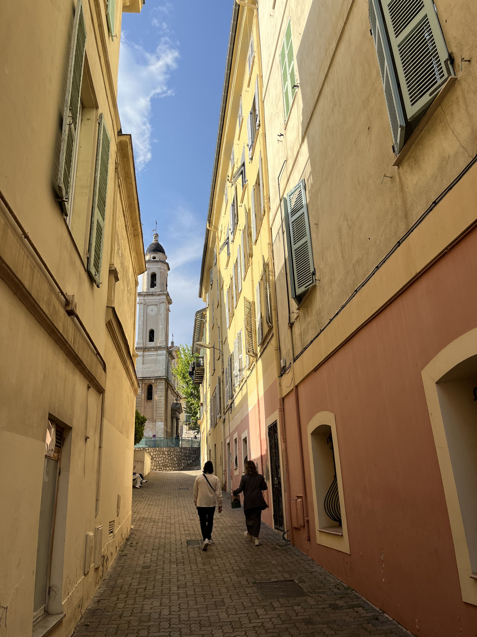 Die Farben der Häuser sind prächtig und leuchten wunderschön vor dem stahlblauen Himmel.