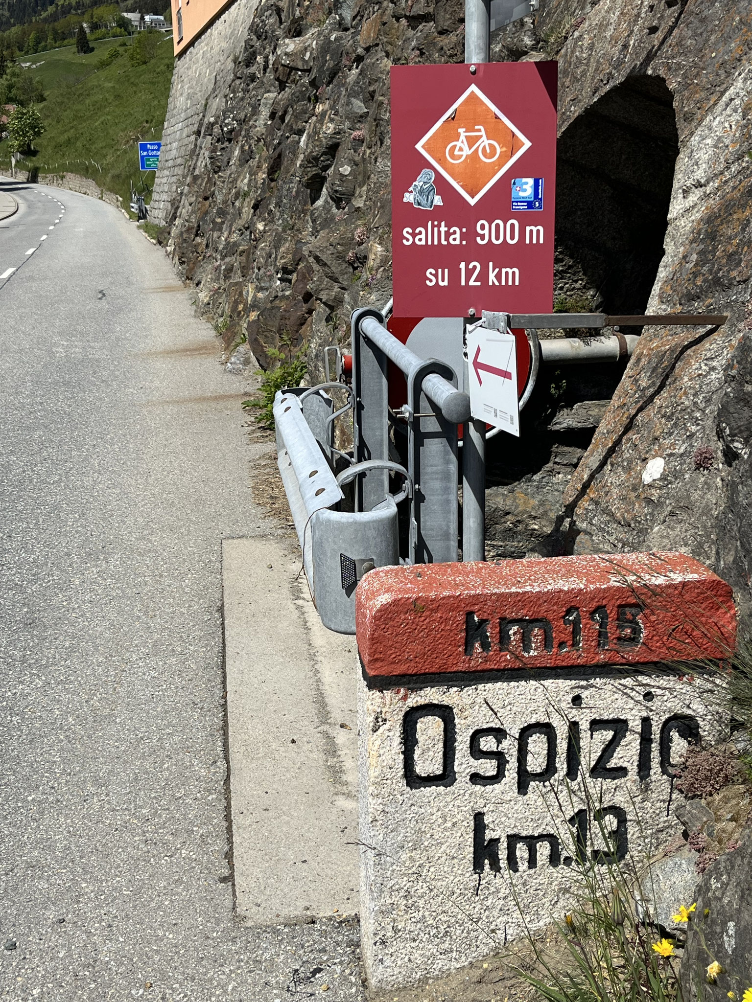 In Airolo entscheiden wir uns über den Gotthardpass zu fahren. Es wird streng aber die altehrwürdige Tremolastrasse reizt uns.