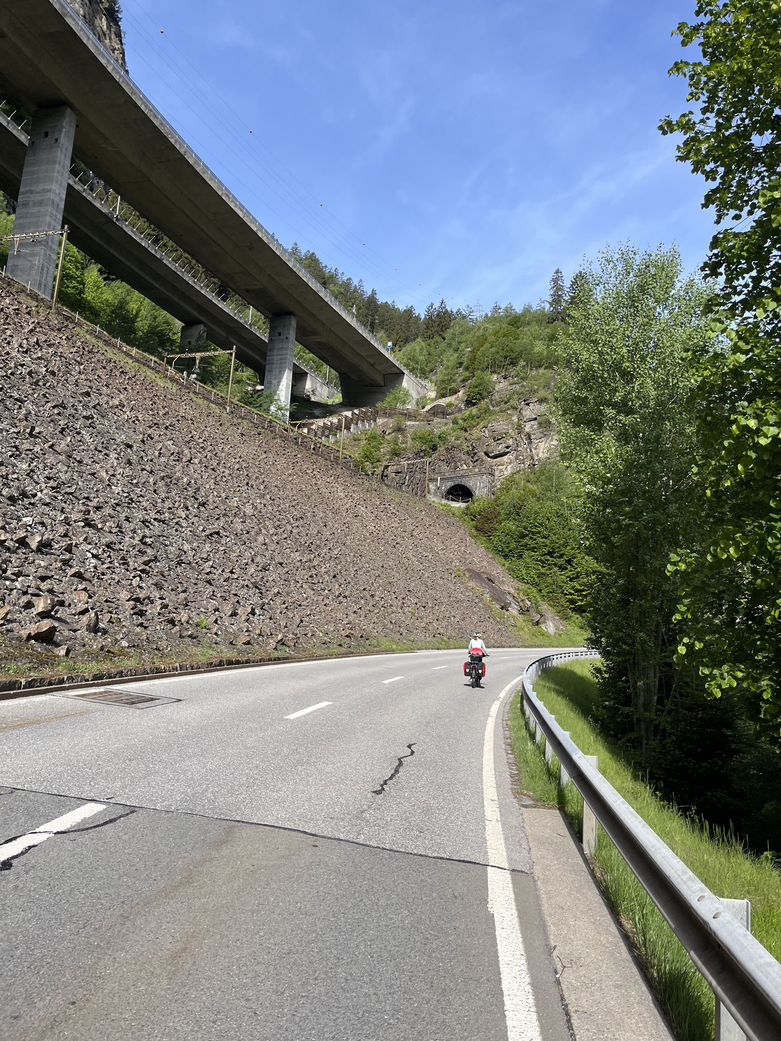 Bei traumhaftem Wetter meistern wir die erste Rampe und …