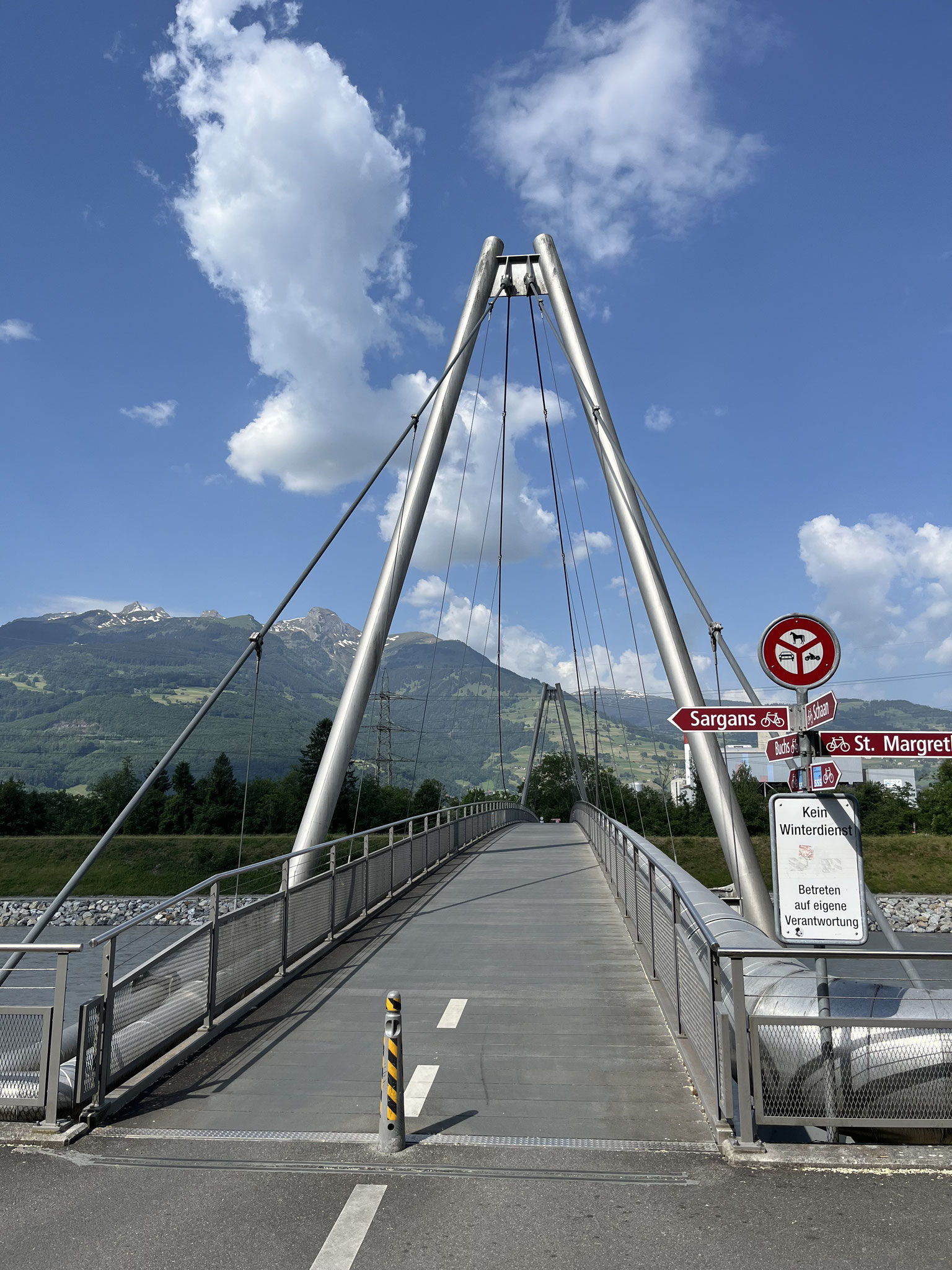 Über unzählige Brücken könnte man die Rheinseite wechseln und spontan andere Ortschaften besuchen.