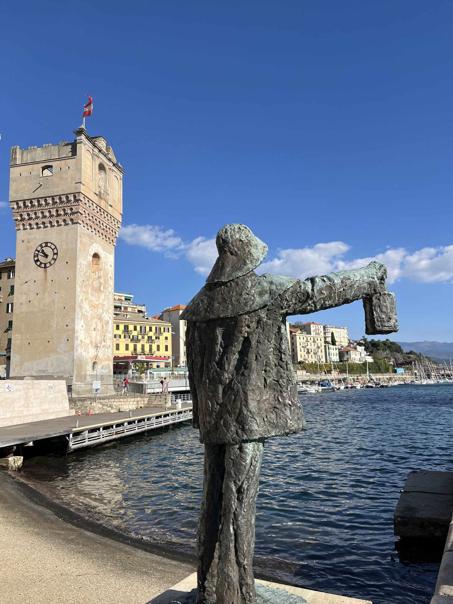 Beim Eingang in den „alten Hafen“ steht majestätisch das Schloss „Torretta“ und ein Seefahrerdenkmal.