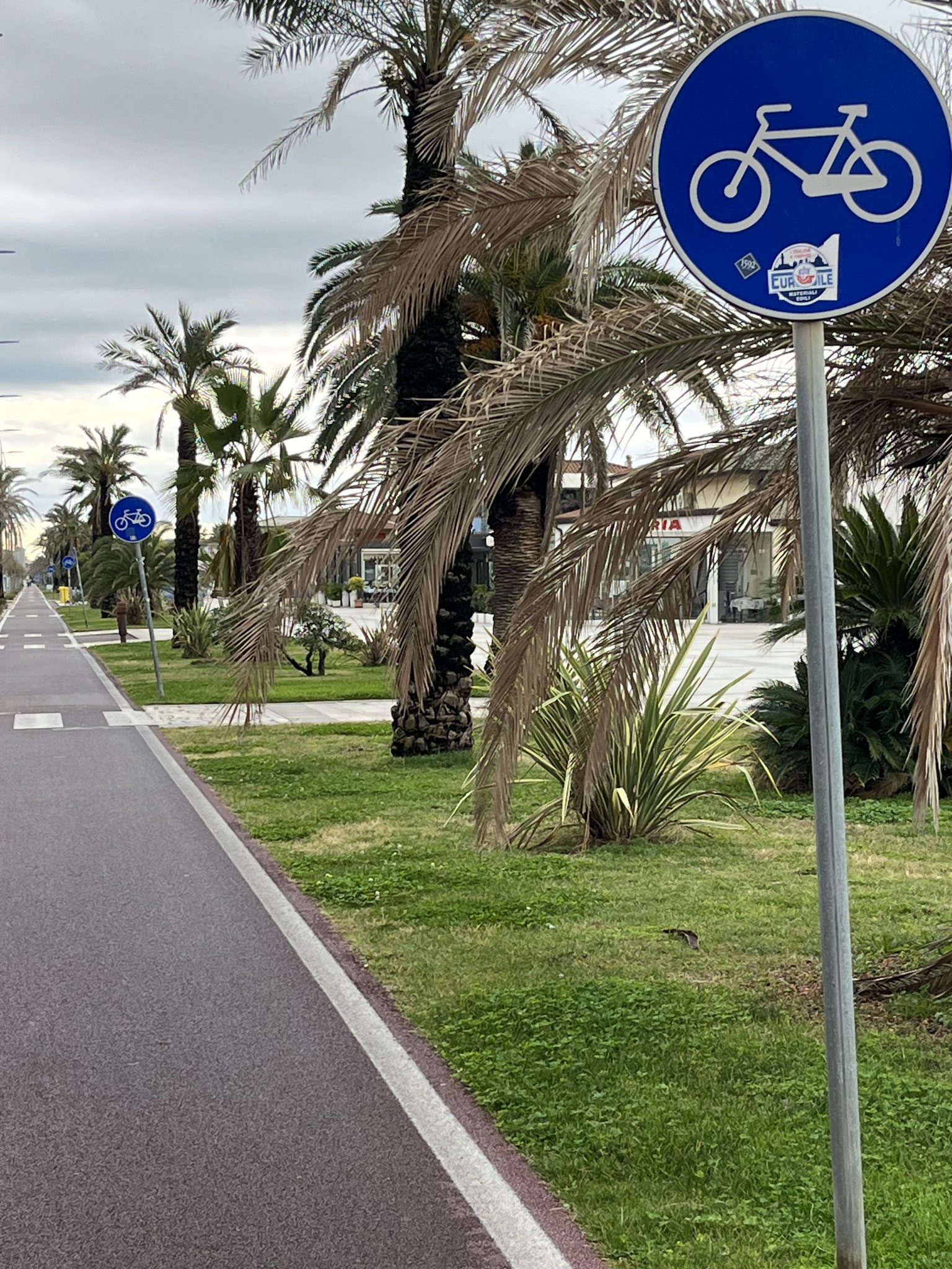 Die ersten Kilometer bis Viareggio sind flach und auf ansprechenden Velowegen.