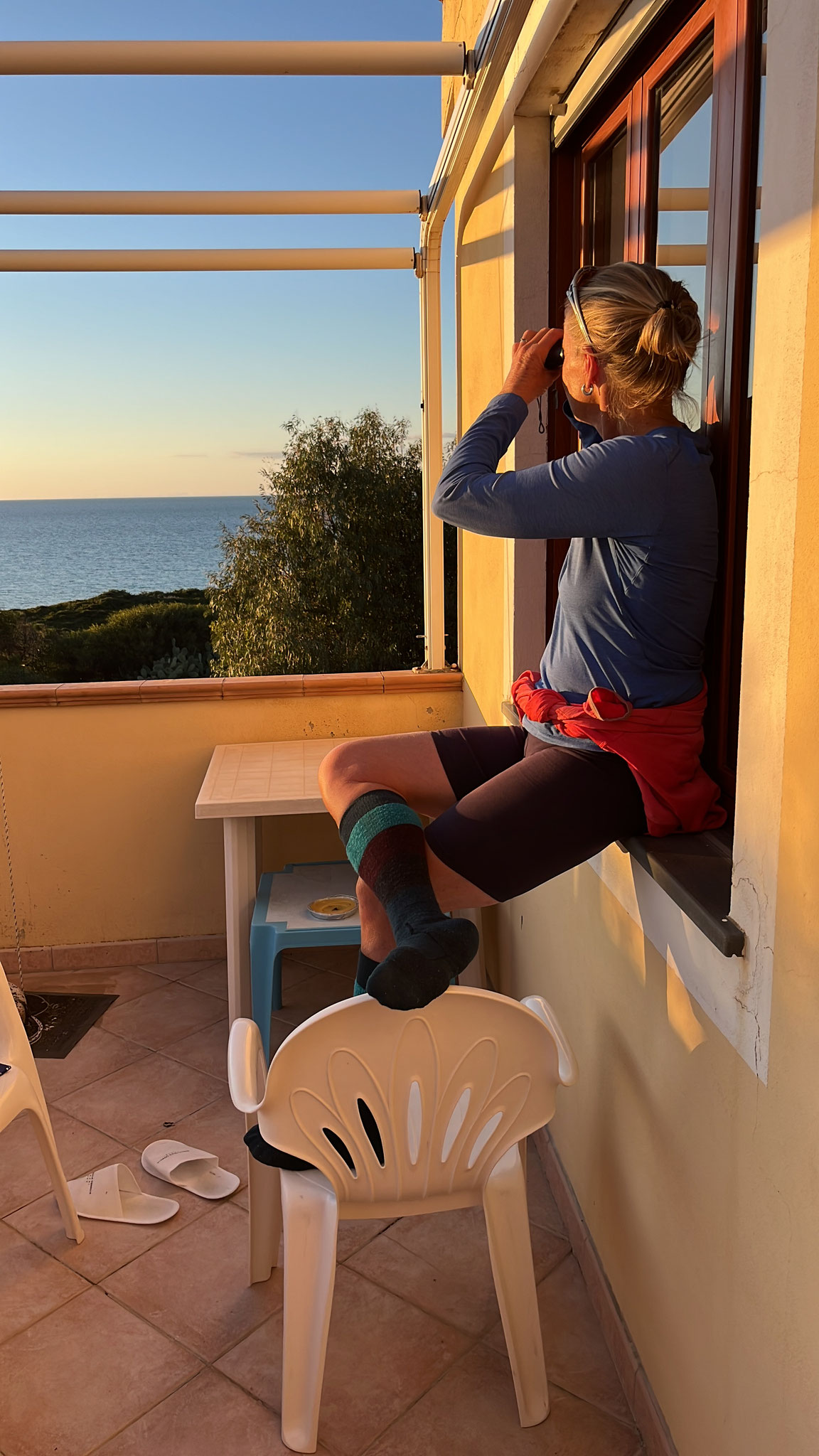 Am Abend geniessen wir die Terrasse und halten Ausschau nach Delfinen. Leider nichts!