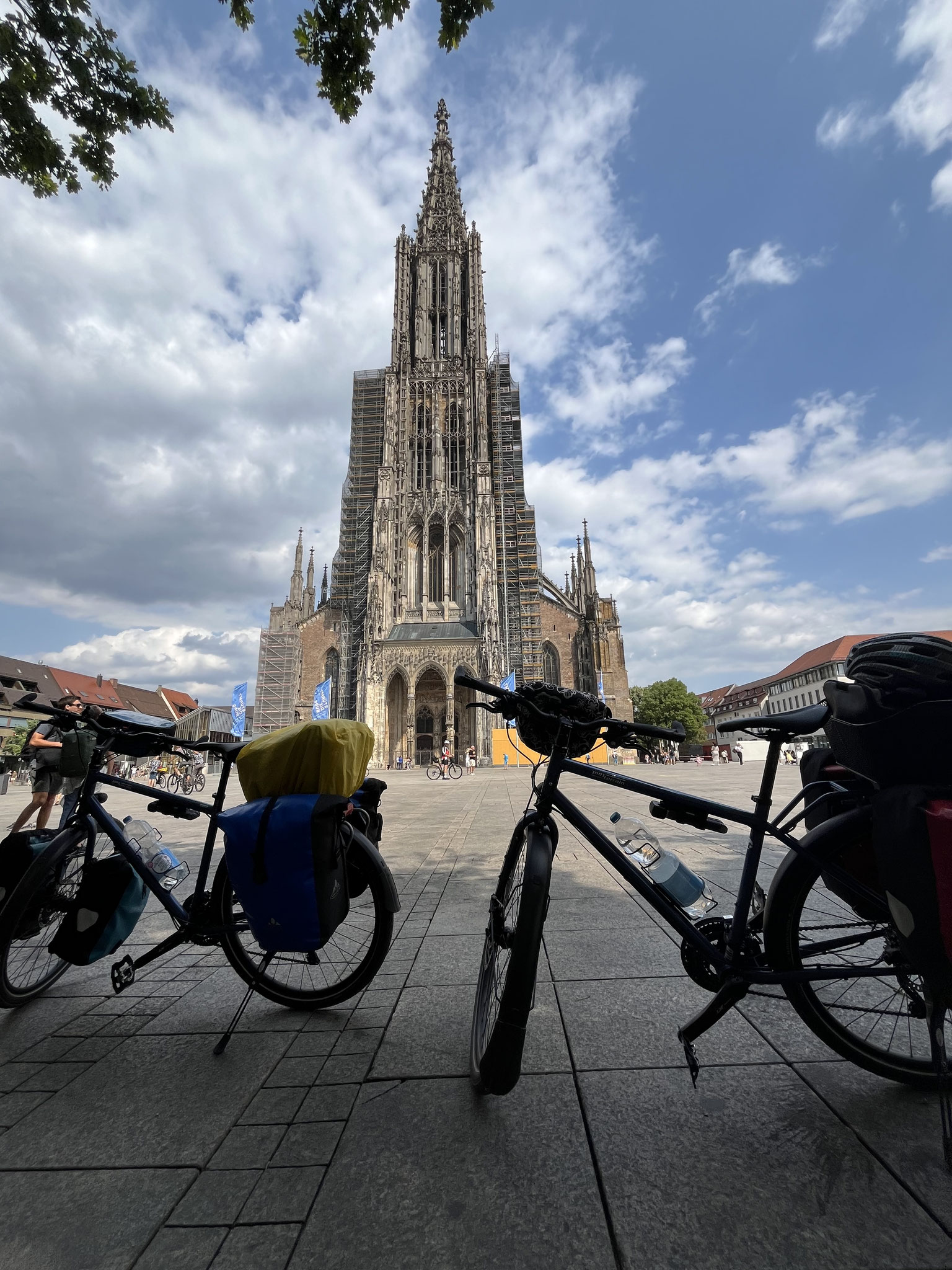 Kurz danach stehen wir vor dem berühmten Ulmer Münster mit dem zweithöchsten Kirchenturm der Welt.