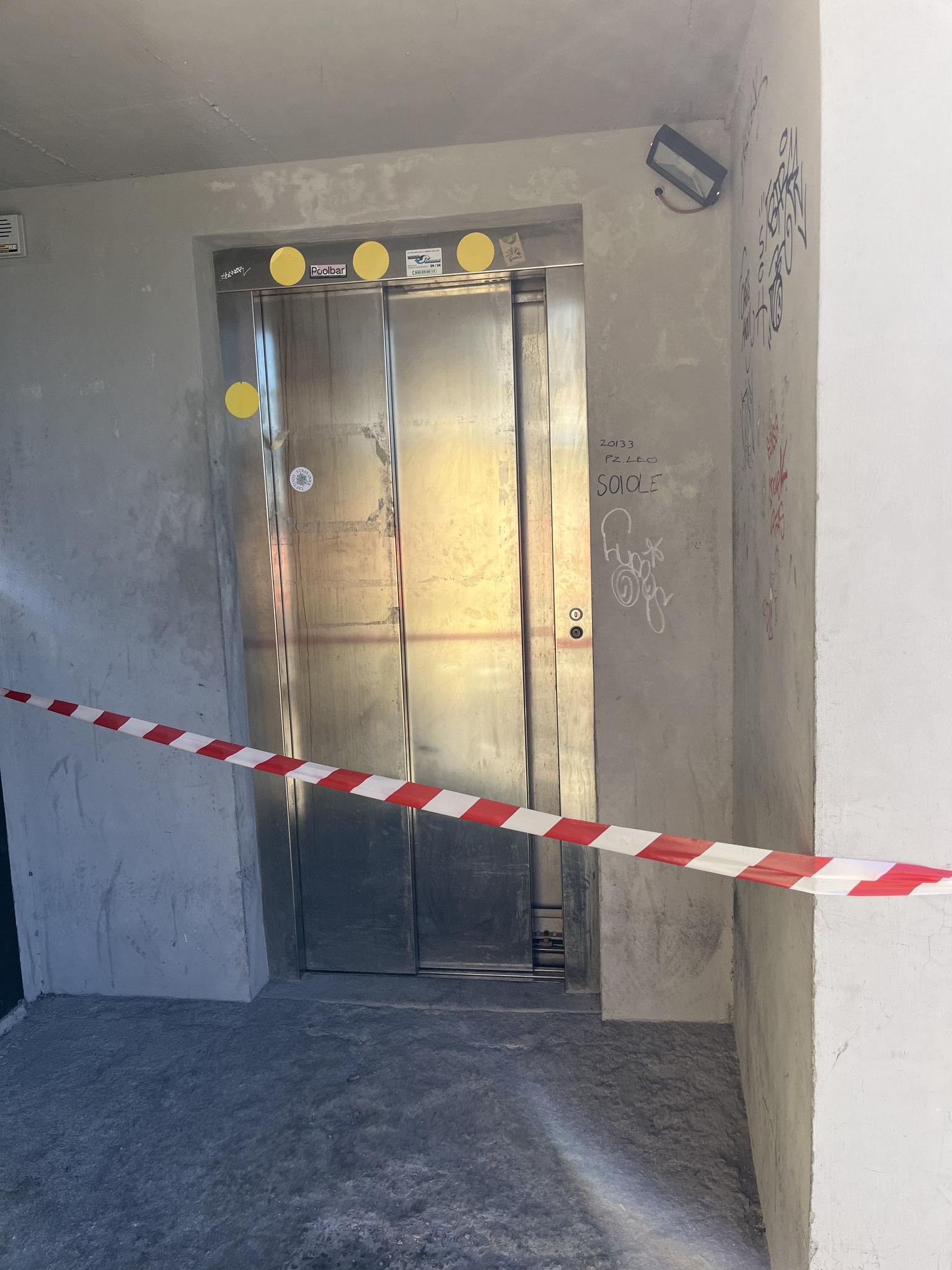 Der Lift, der uns hinauf zur „Galleria Vandarecca“ bringen sollte,ist leider ausser Betrieb.
