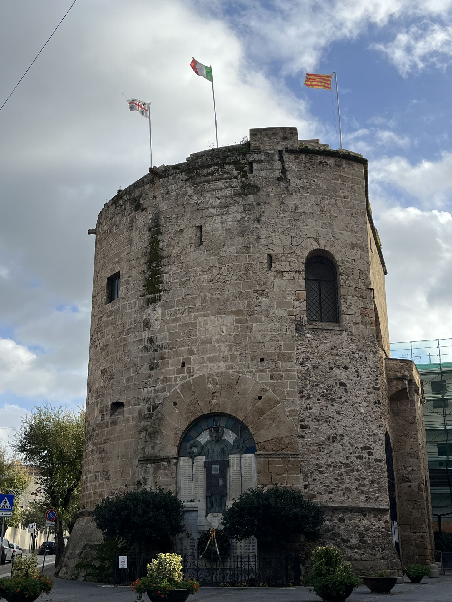 Auf dem Turm „Porta Terra“ weht neben der italienischen und der sardischen auch die katalanische Flagge. Die Stadt steht seit dem 14. Jhdt. unter katalanischem Einfluss, was auch die Sprache beeinflusst hat.