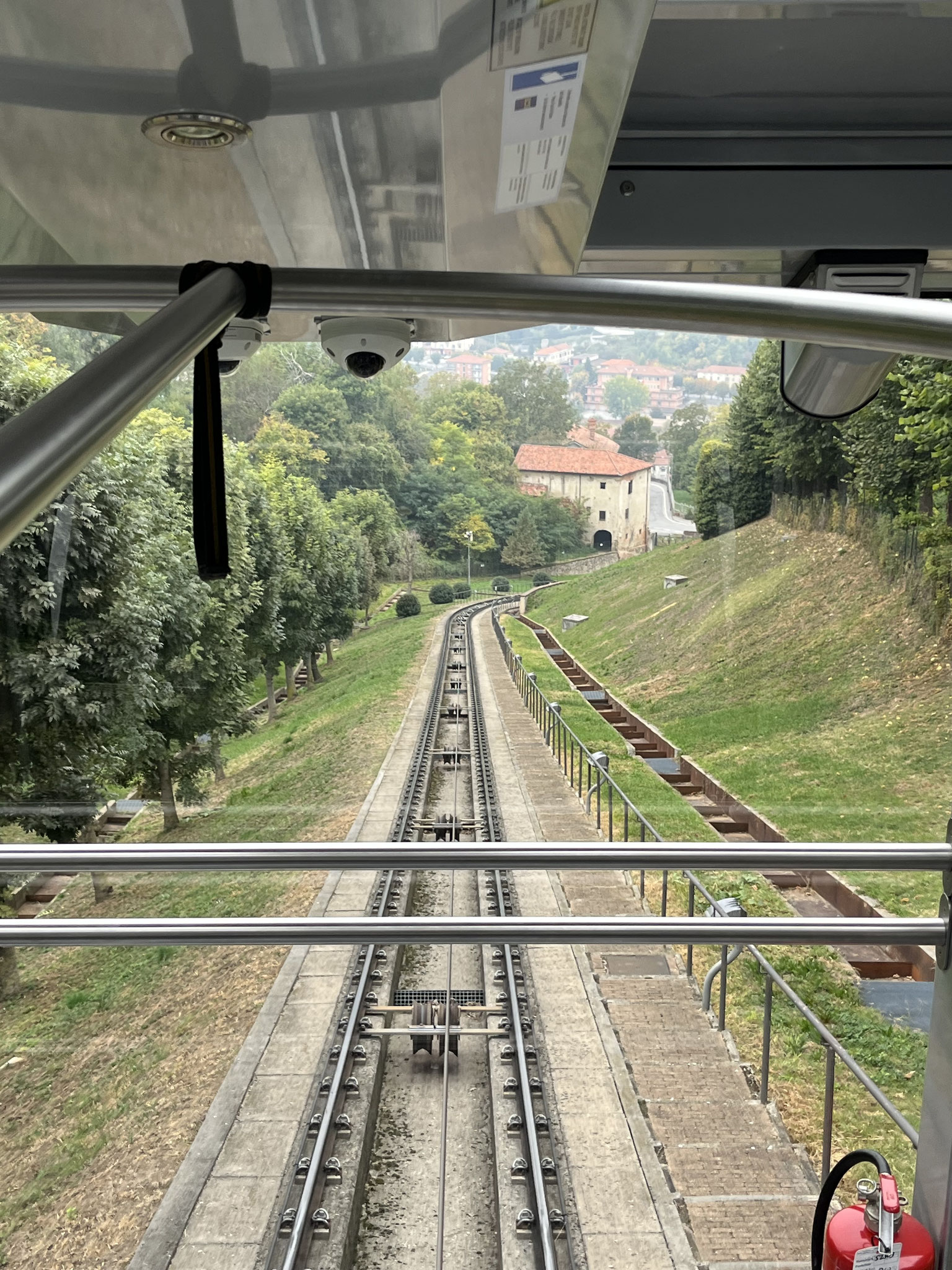 Wir besteigen eine Drahtseilbahn, die uns in den oberen Teil der Stadt bringt.