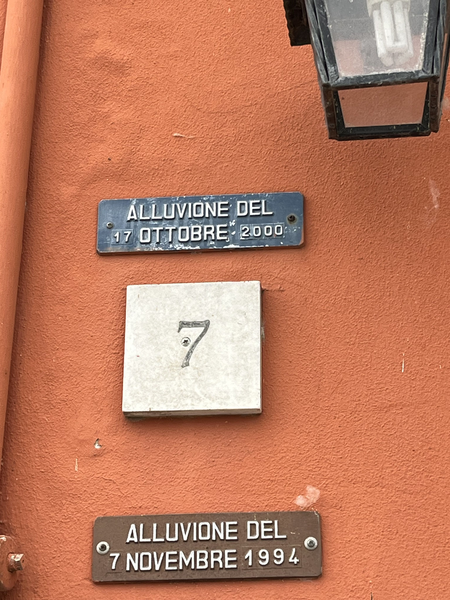 An einer Hauswand am rechten Ticinoufer entdecken wir Markierungen einiger Hochwasserereignissen.