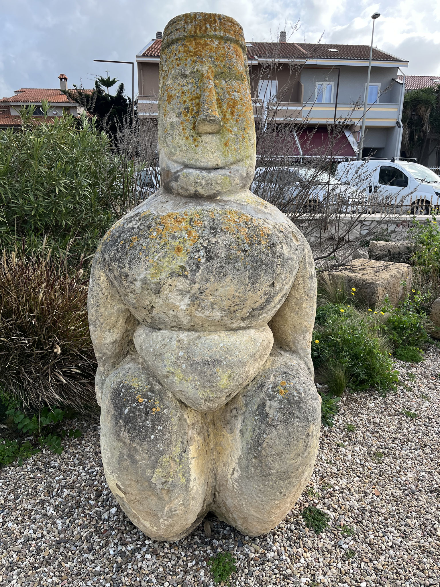 Um das etwas, in die Jahre gekommene, Museum herum ist alles etwas ungepflegt und im Umbau. Für diese beeindruckende Statue fehlt im Moment der Platz im Haus.
