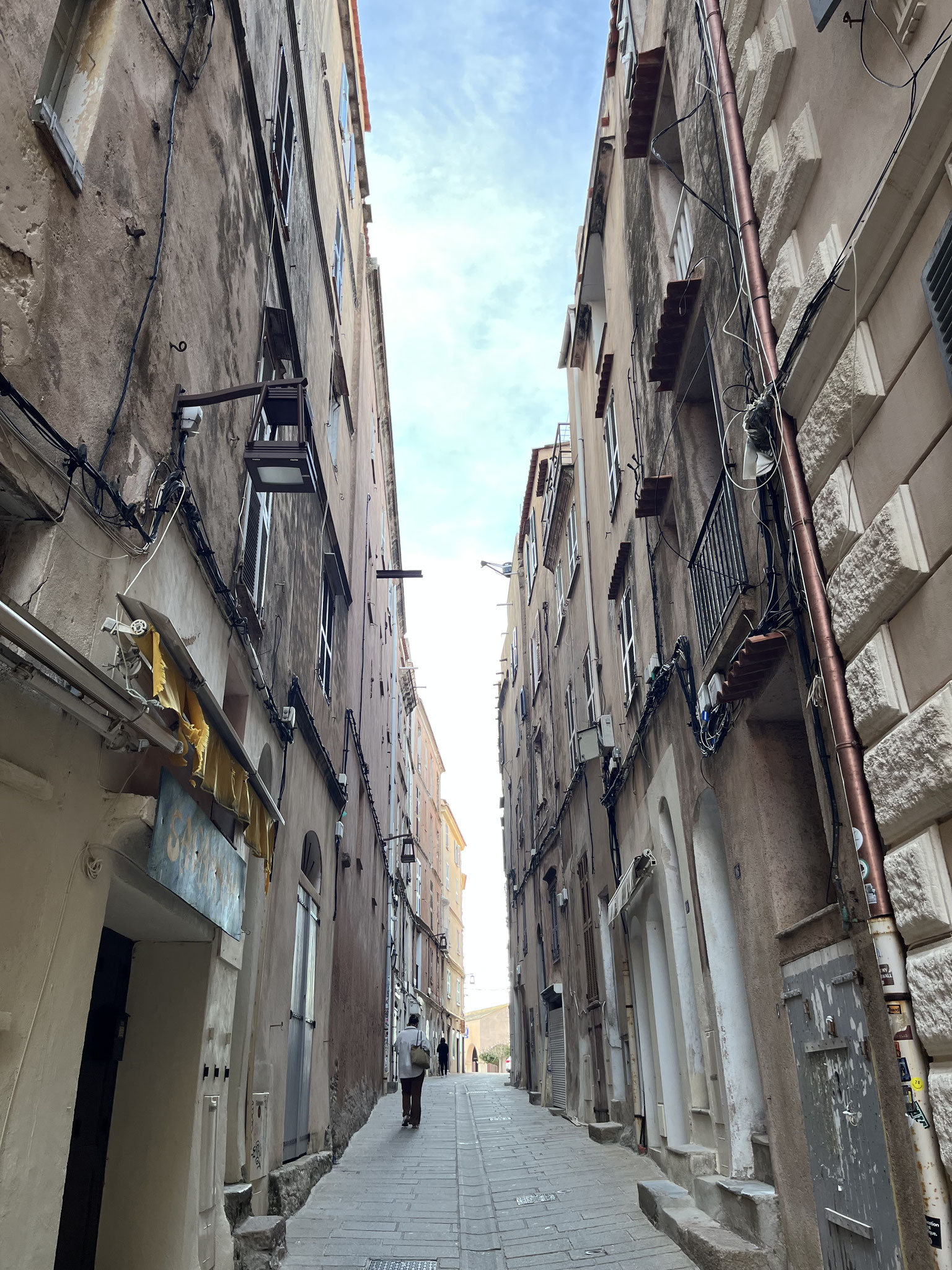 Die schmalen und schattigen Gassen schlendern wir durch die Altstadt, die …