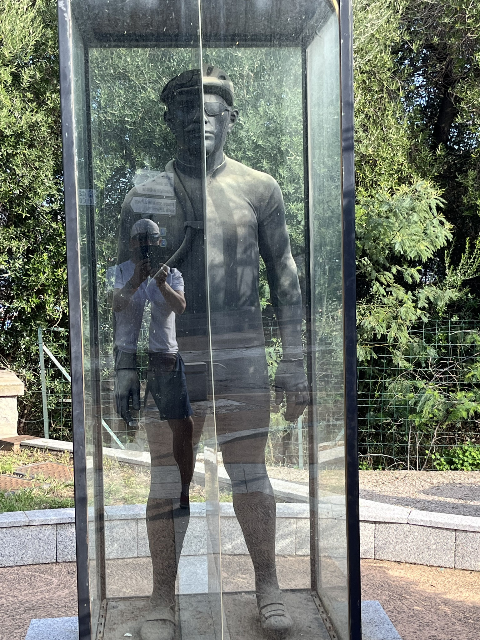 Eine spezielle Skulptur zeigt den Vergleich eines Radsportlers im 1913/2013. Je eine Hälfte des Körpers im entsprechenden Outfit, mit einem Spiegel als Trennfläche, die die andere Hälfte ergänzt.