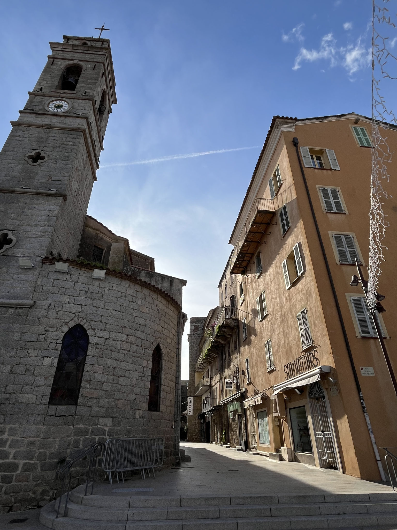… der „Platz der Republik“ bei der Kirche ist menschenleer und das Kinderkarussell noch geschlossen.