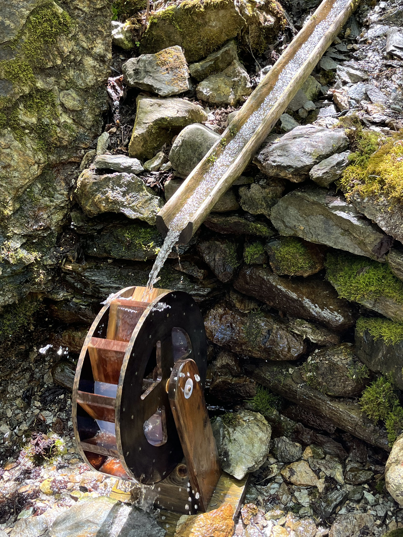 Auf einem idyllischen Wanderweg gehts hinab zum Fluss und …