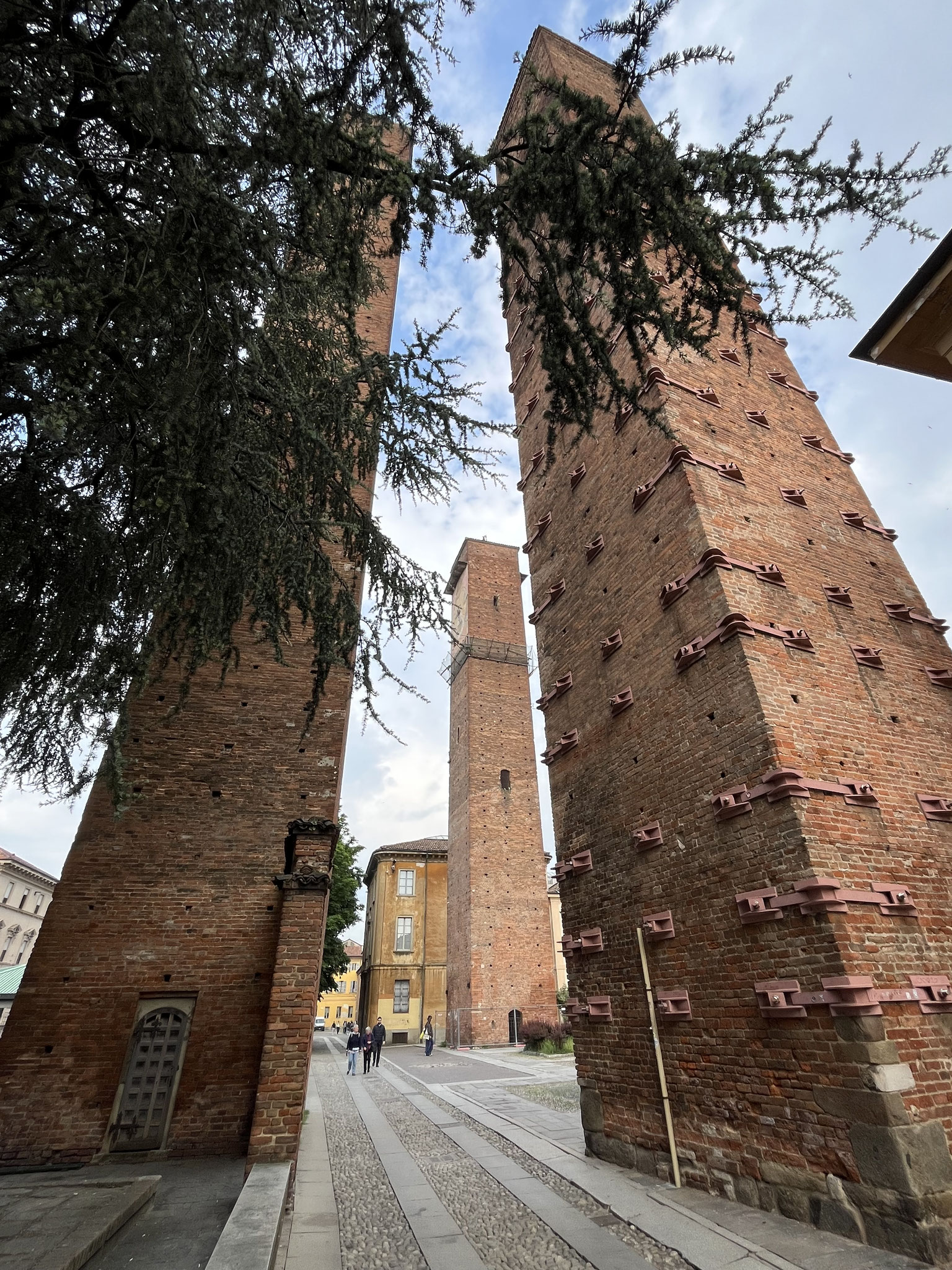Der Stadtrundgang I beginnt bei den drei Türmen der Universität, die 1361 gegründet wurde.