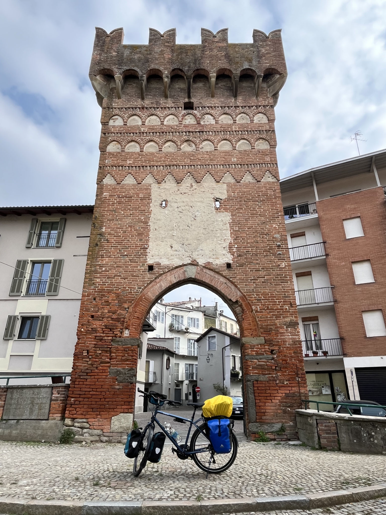 In der Nähe des Turms „Porta Tanaro“ essen wir unsern Lunch, bevor wir die „Schlusssteigung“ in Angriff nehmen.