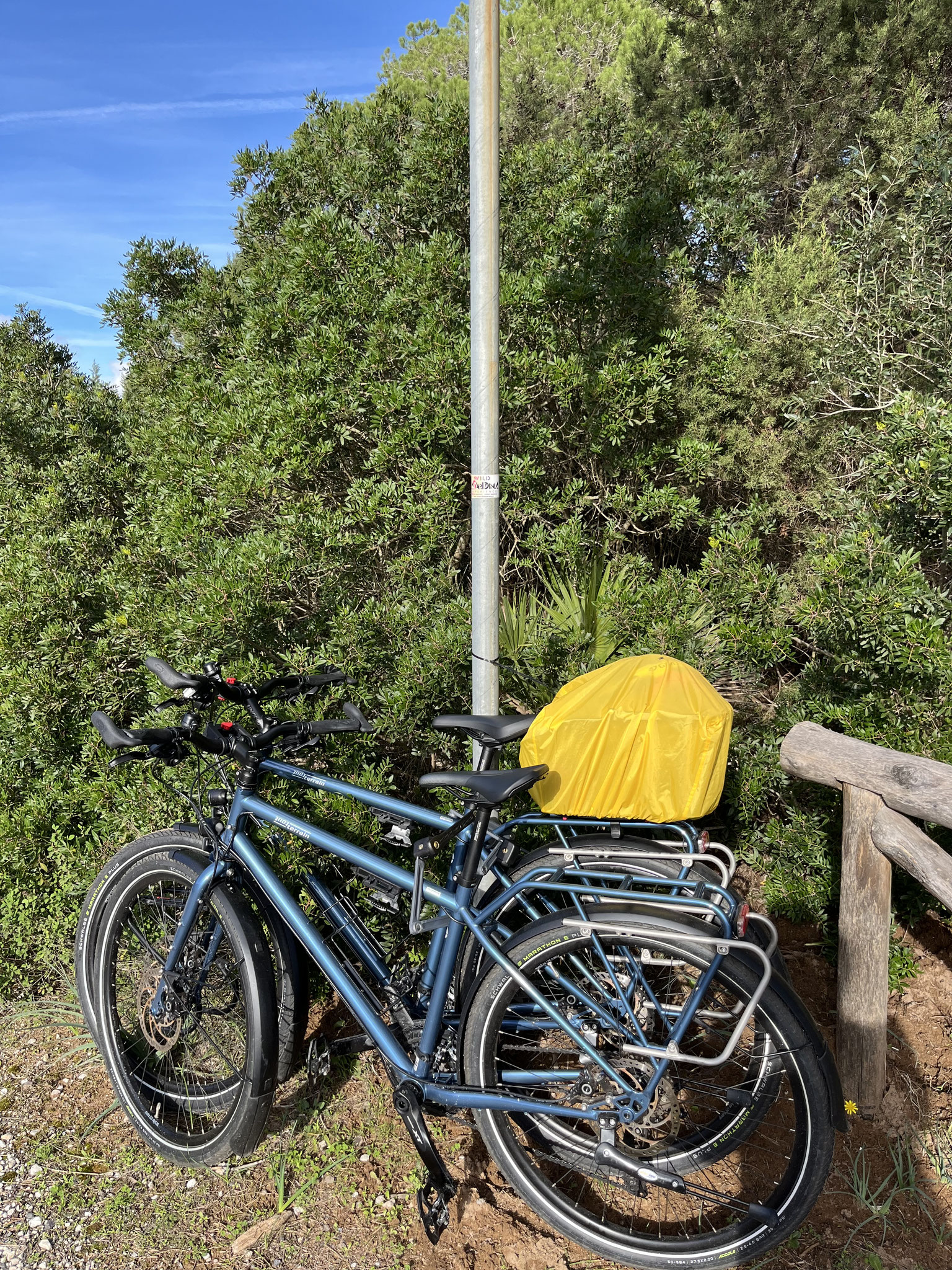 Unsere Räder warten hier und wir wandern weiter zum Strand.