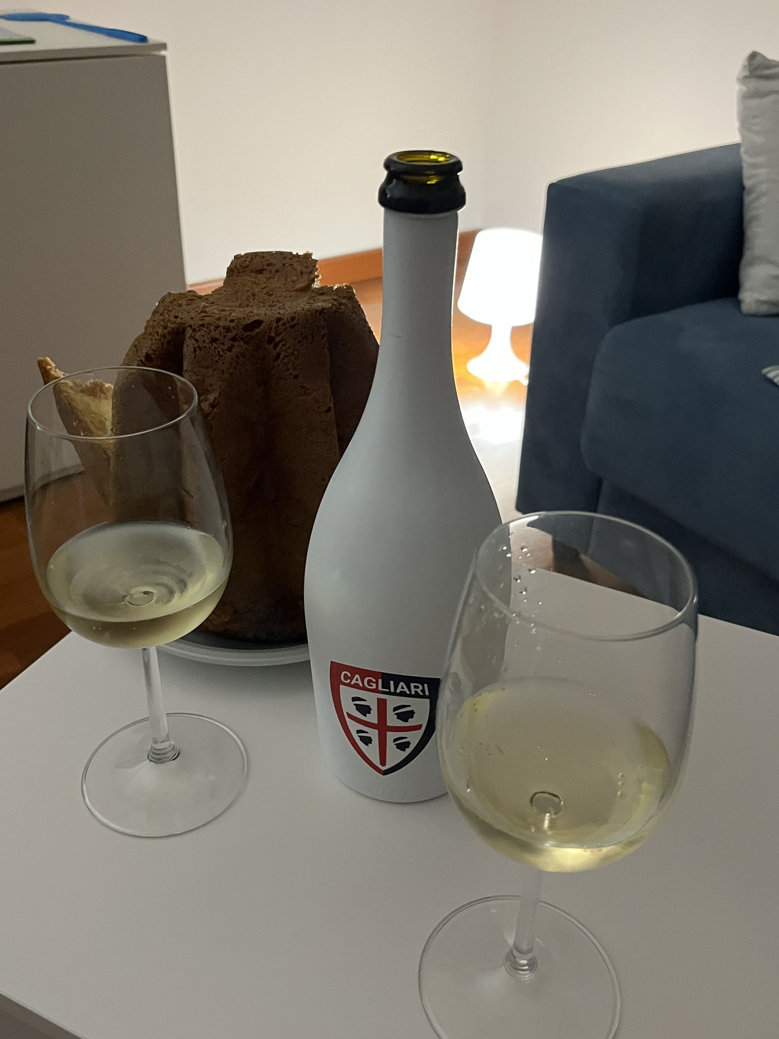 … und der sardische Prosecco entkorkt. Auf ein erlebnisreiches Neues Jahr mit guter Gesundheit, Dankbarkeit und Zufriedenheit.