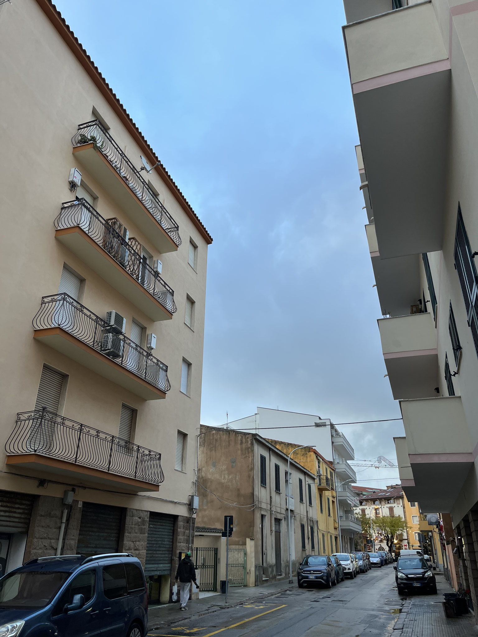 Wir nützen einen Regenunterbruch aus und wechseln in ein anderes Quartier und beziehen eine kleine Wohnung im 3. Stock.