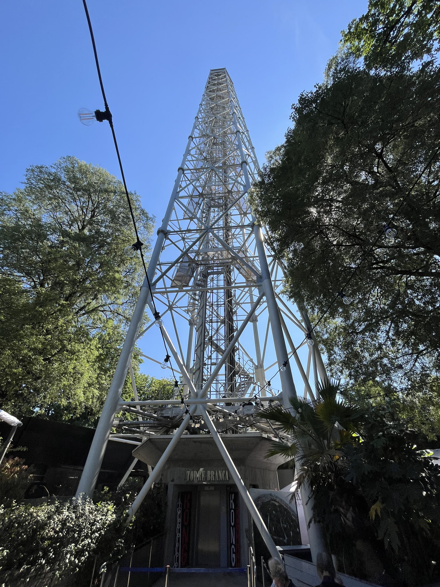 Dahinter hat es einen grossen Park, wo der „Torre Branca“ steht. Mit einem Lift fahren wir 100m hoch und …