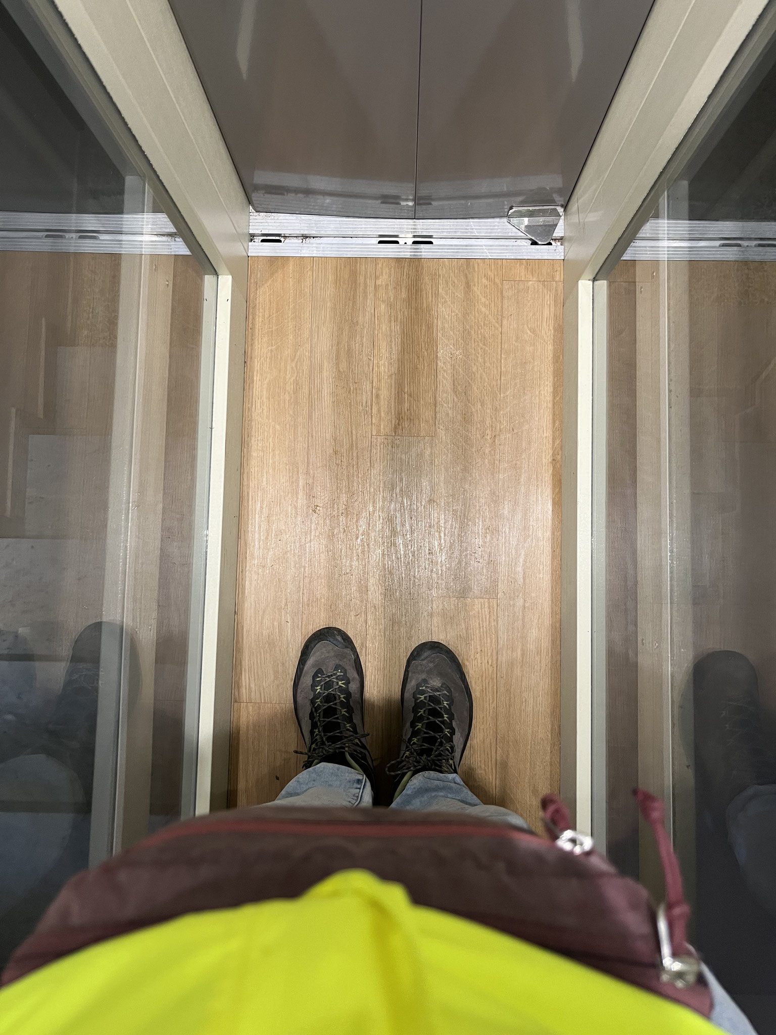 Die Velos trage ich durch das enge Treppenhaus hinauf. Für unser Gepäck nehmen wir den ultralangsamen und kleinen Lift.
