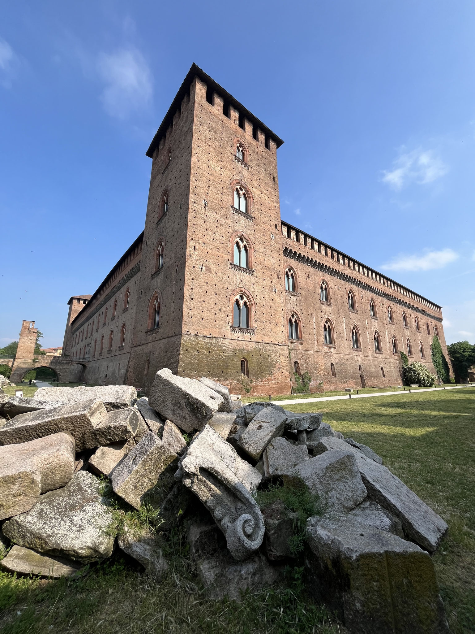 … Visconti Schloss mit Baujahr 1360.