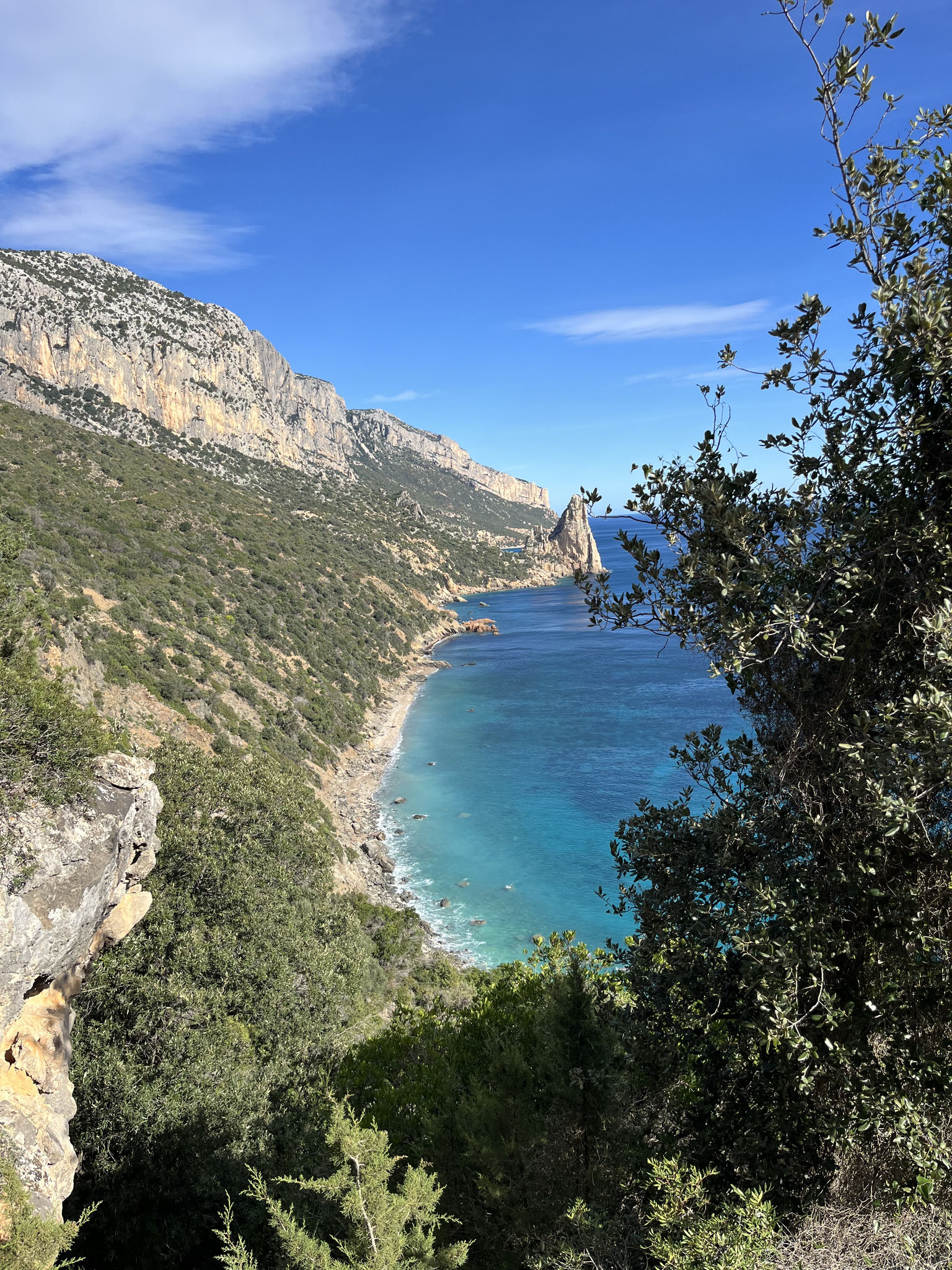 Wir kommen um einen Felsvorsprung und bestaunen die grandiose Aussicht.