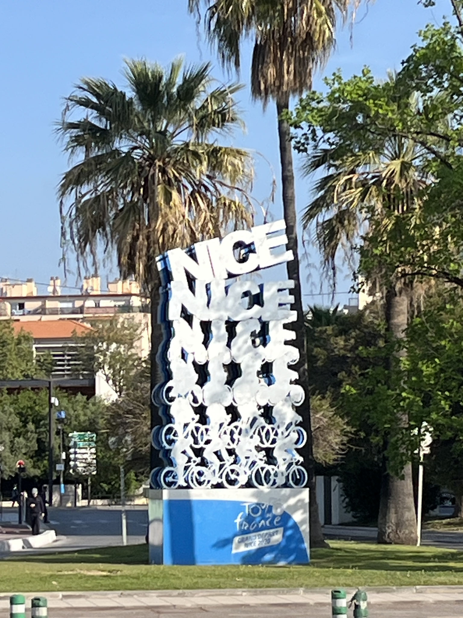 Natürlich war der Tross der TdF auch schon in Nizza, was dieses sehenswerte Kunstwerk anzeigt.