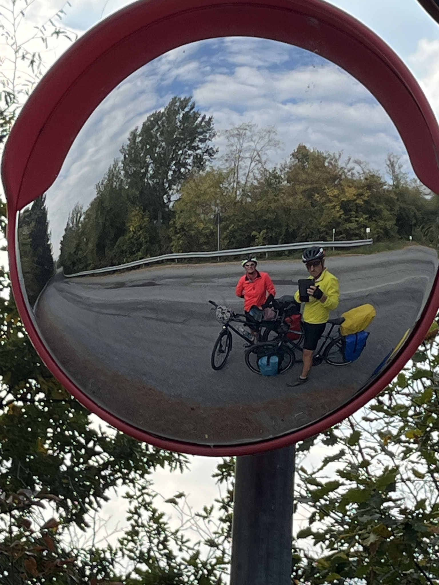 Wegen einer Testfahrt eines Ralleyautos ist unsere kurvige Bergstrasse leider gesperrt. Ein freundlicher Herr lässt uns passieren.