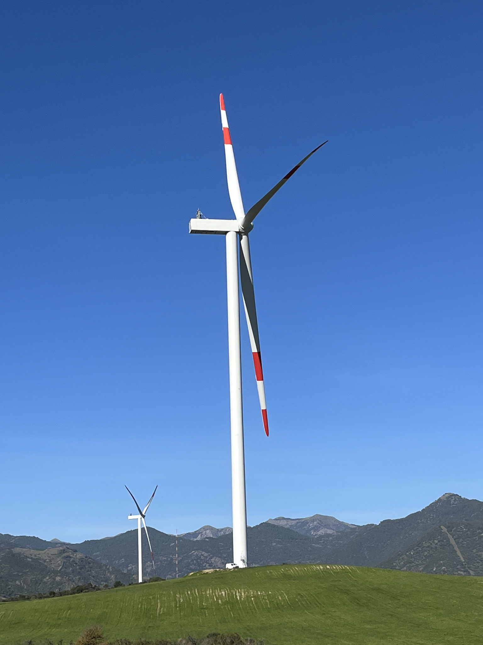 Die Ebene zwischen zwei Bergmassiven ist eng und der Wind zieht da immer durch, deshalb die gigantischen Windkraftwerke.