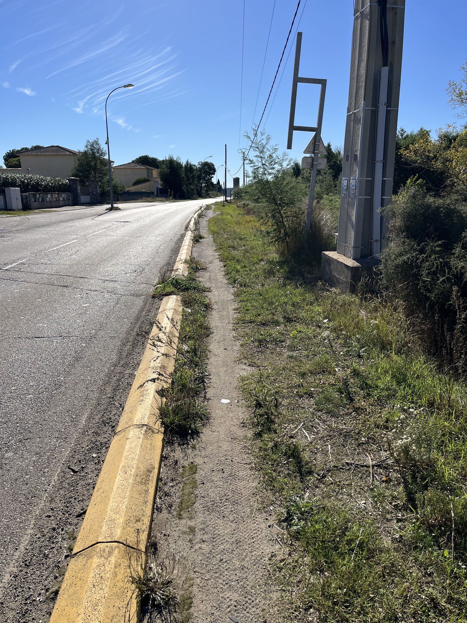 Wir fahren zwischen Meer und Etang auf einer breiten Strasse, sogar mit einem abgetrennten Velostreifen, der aber plötzlich fertig ist.