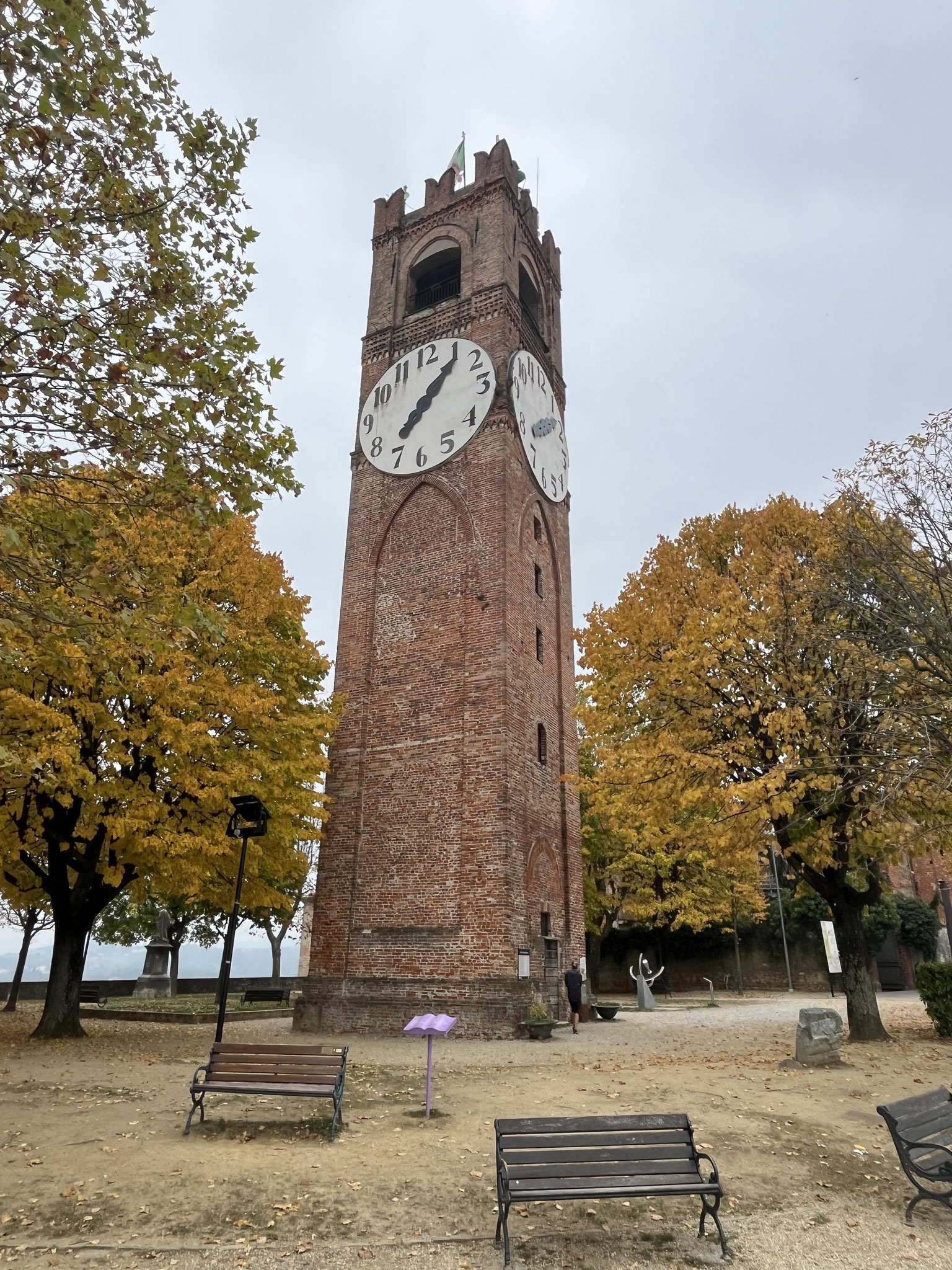 Wir spazieren hinauf zum „Torre Civica del Belvedere“, von guter Aussicht ist aber bei weitem nichts zu sehen.