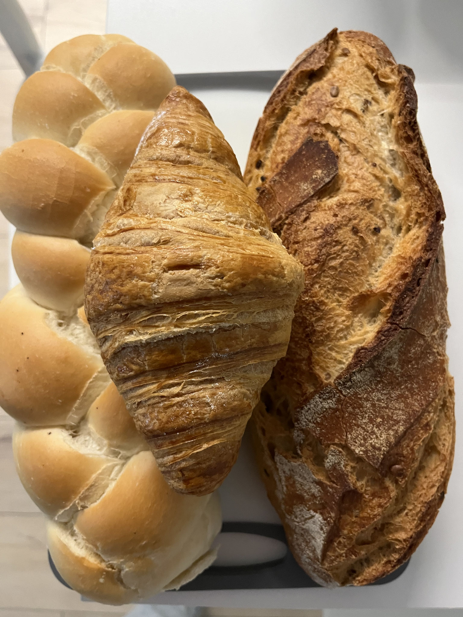 Zum Frühstück gibt es leckeres aus der Quartierbäckerei.(Das Gipfeli für 1.40!)
