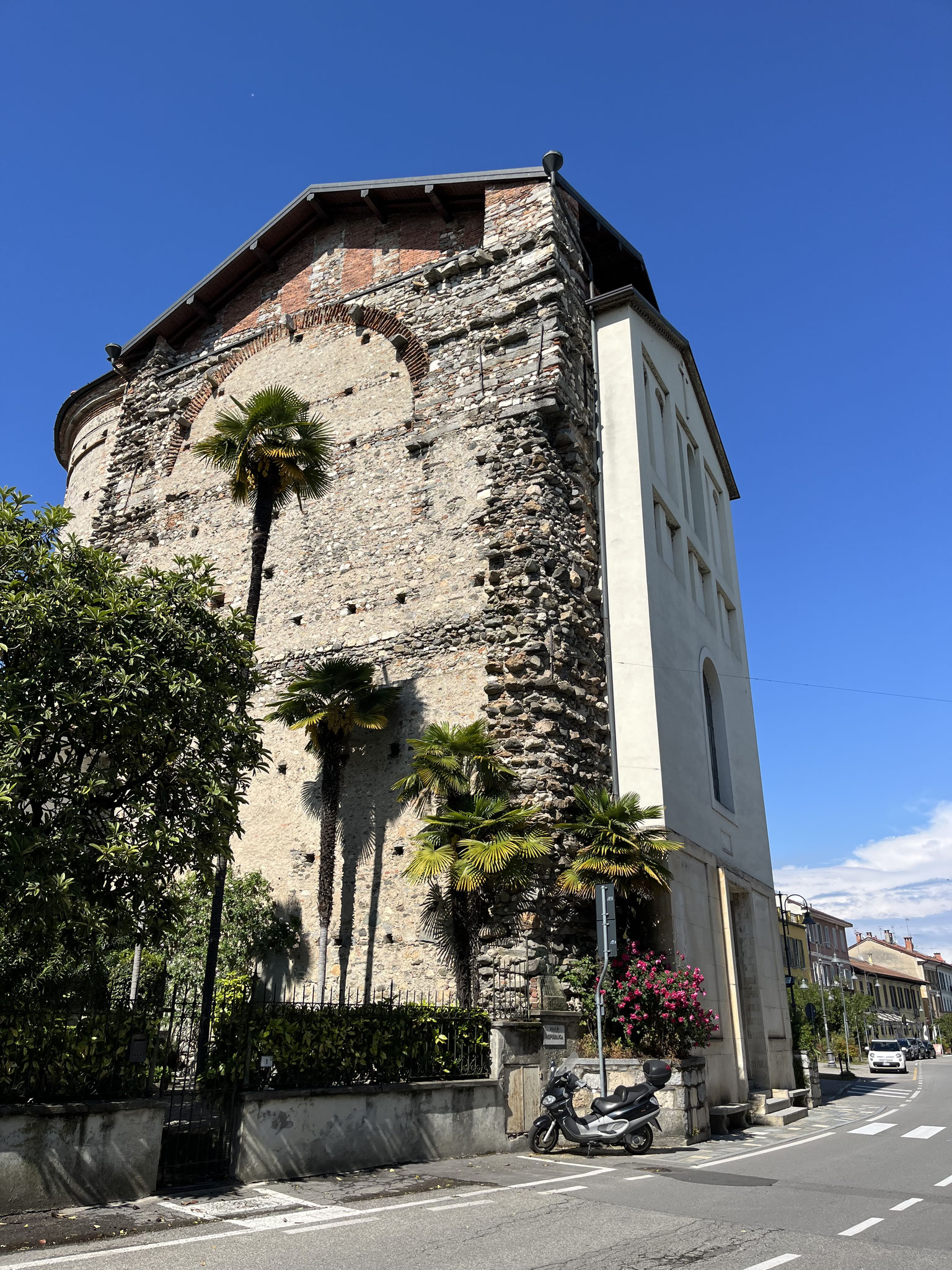 Diese Kirche ist sehr speziell gebaut, wie abgeschnitten auf beiden Seiten. Der Innenraum ist sehr düster und extrem hoch.
