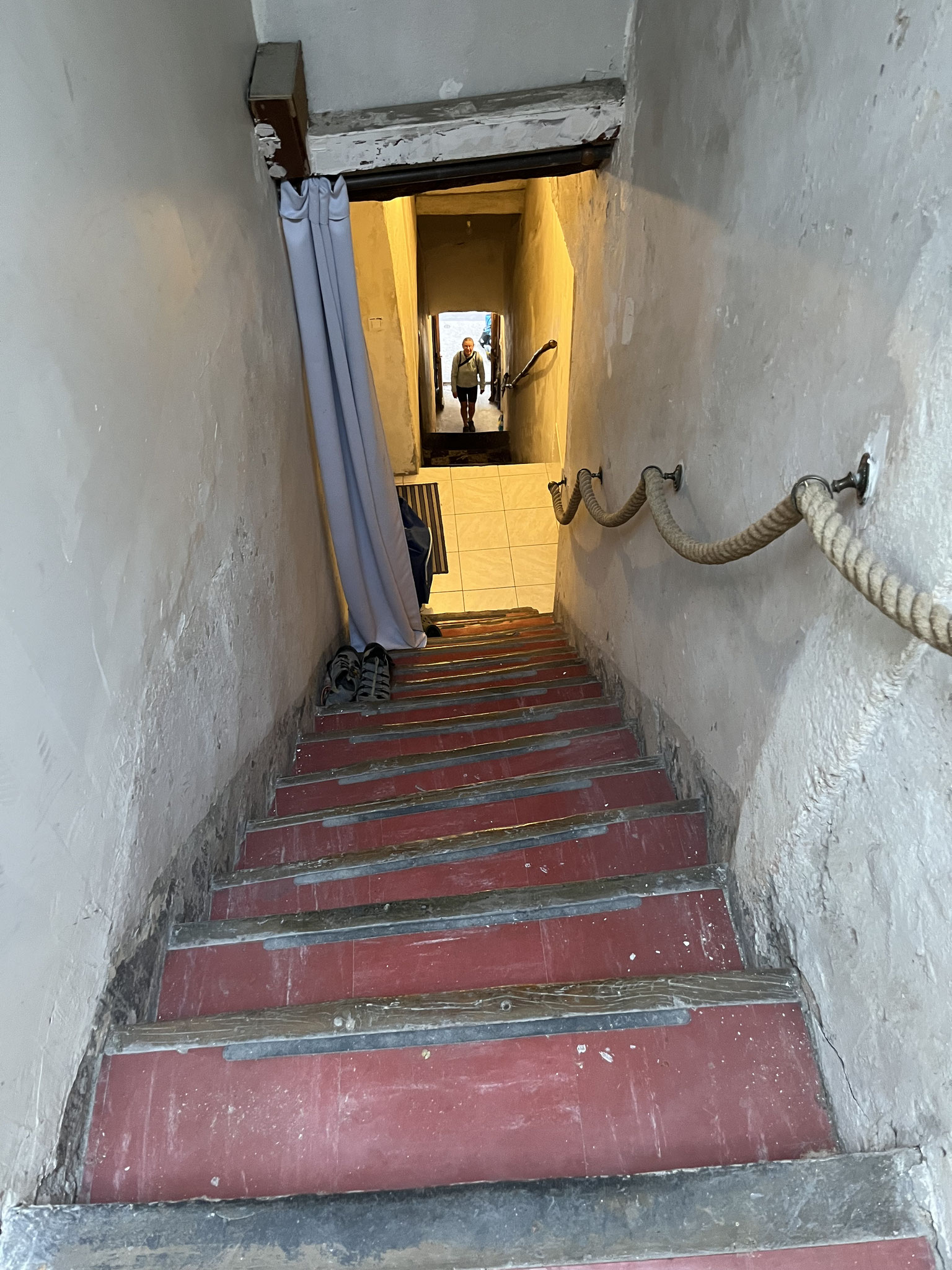 Die Velos dieses Treppenhaus hinunter befördern! Wir brauchen etwa 20Minuten dafür, bis wir bereit sind, los zu fahren.
