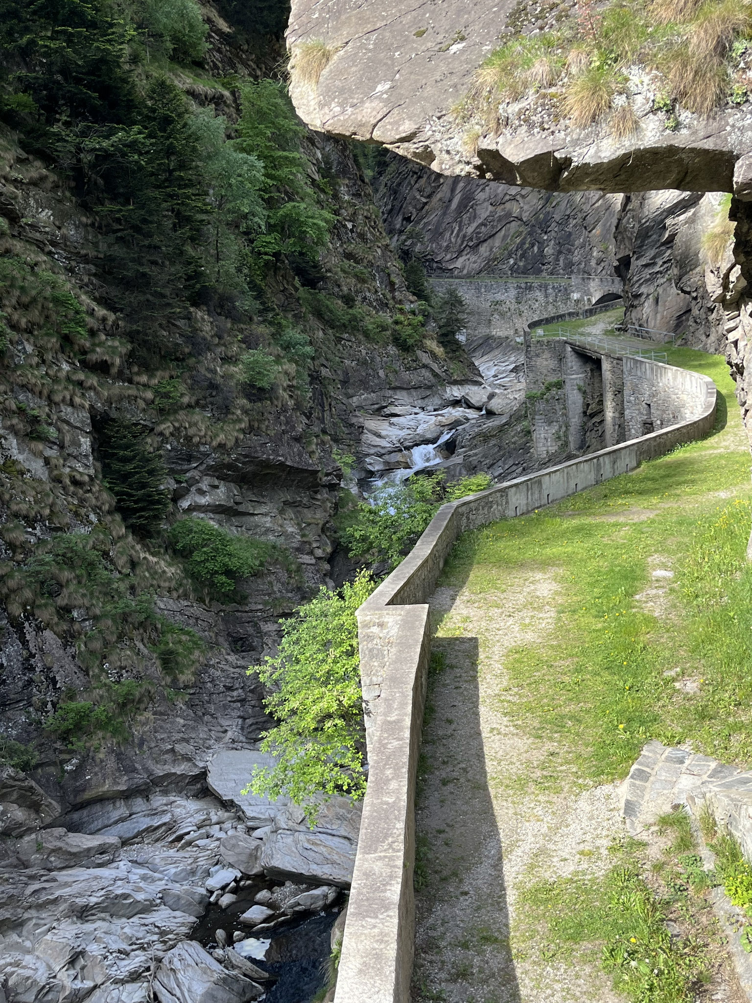 … bestaunen den alten Saumweg durch die Piottinoschlucht.