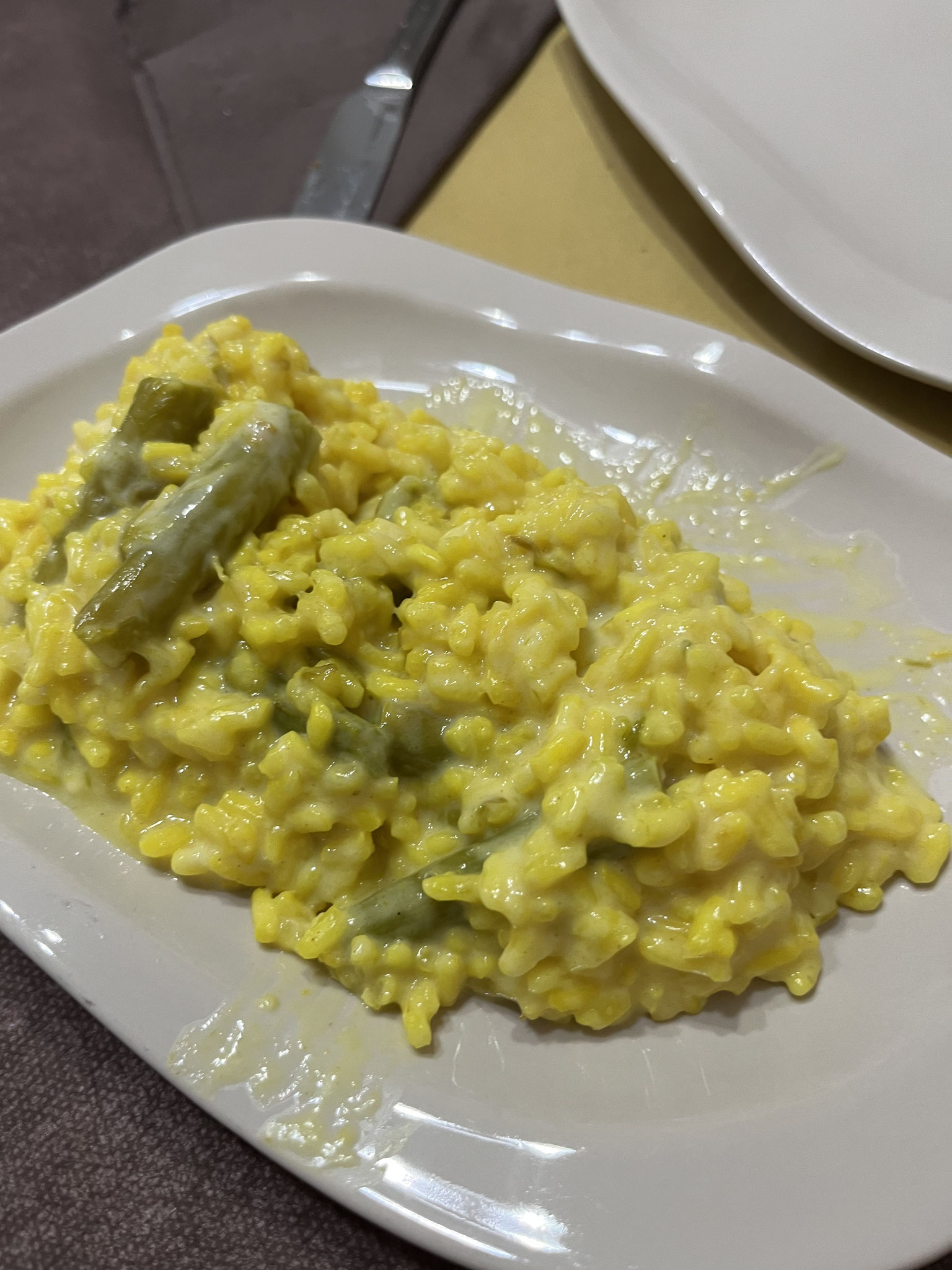 Nach den Antipasti haben wir eigentlich schon genug. Es folgen noch Spargelrisotto, …