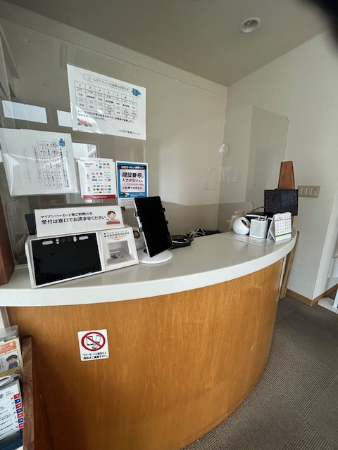 受付窓口　マイナンバー保険証のリーダーやクレジットカード電子マネー端末などが並んでいます。