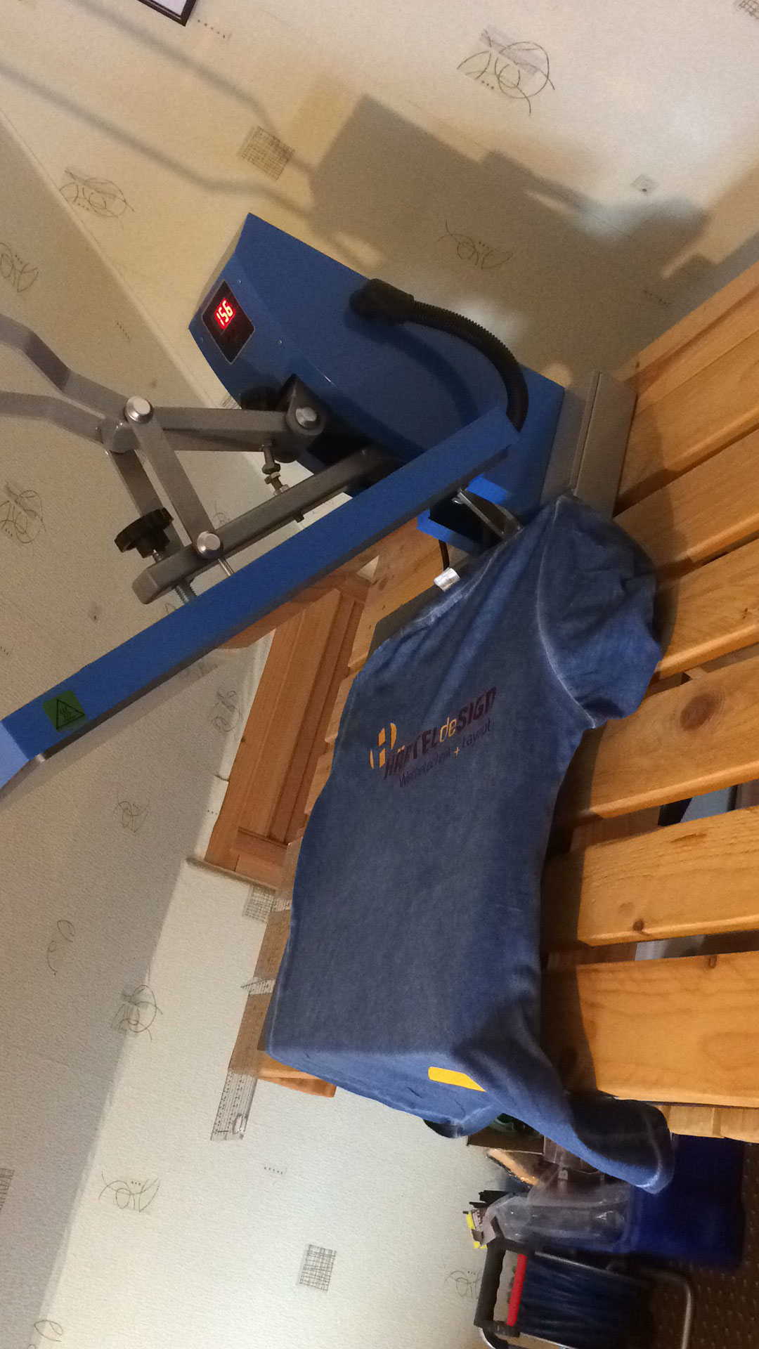 Hier liegt das Textil auf der Heisspresse