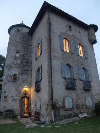 L a magnifique cour du château redevient calme...