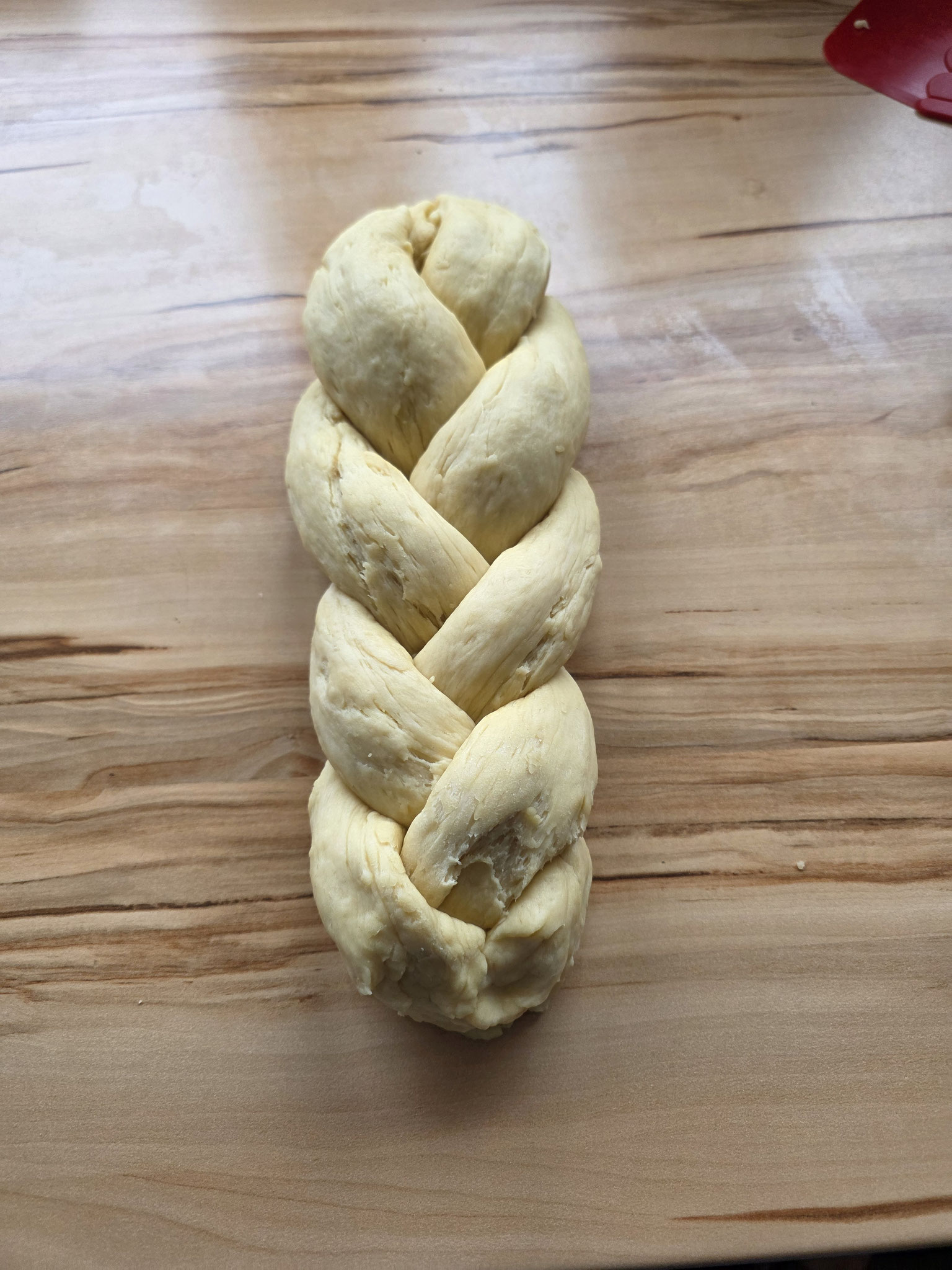Geflochtener Hefeteig vor dem Backen