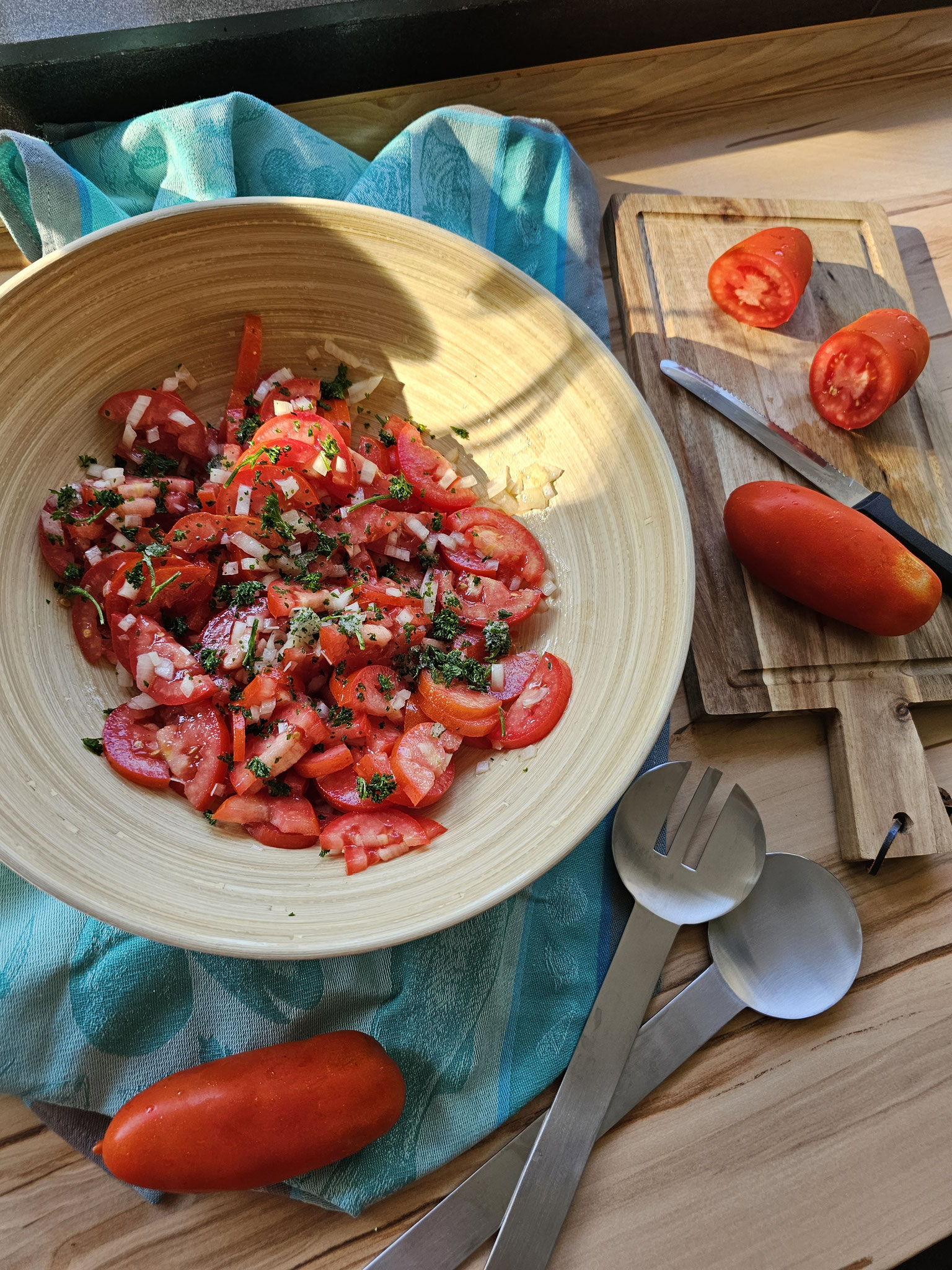 Tomatensalat mit frischen Kräutern in einer Salatschüssel