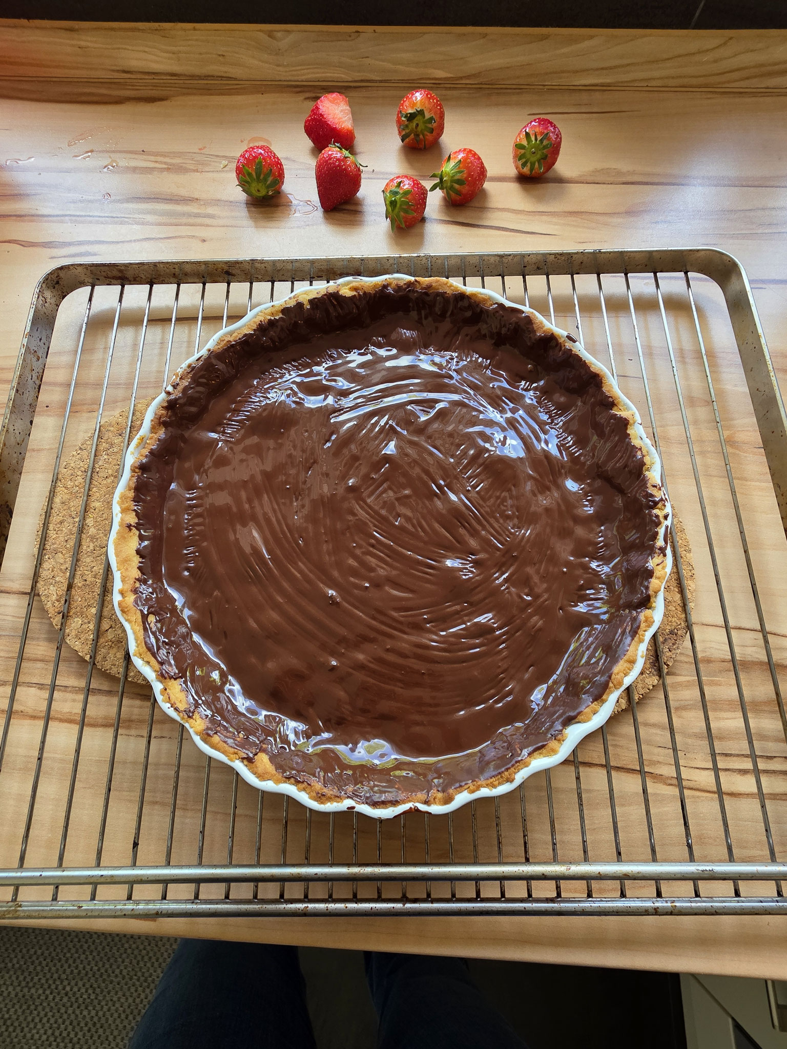 Kakaoglasur auf dem gebackenen Tarteteig