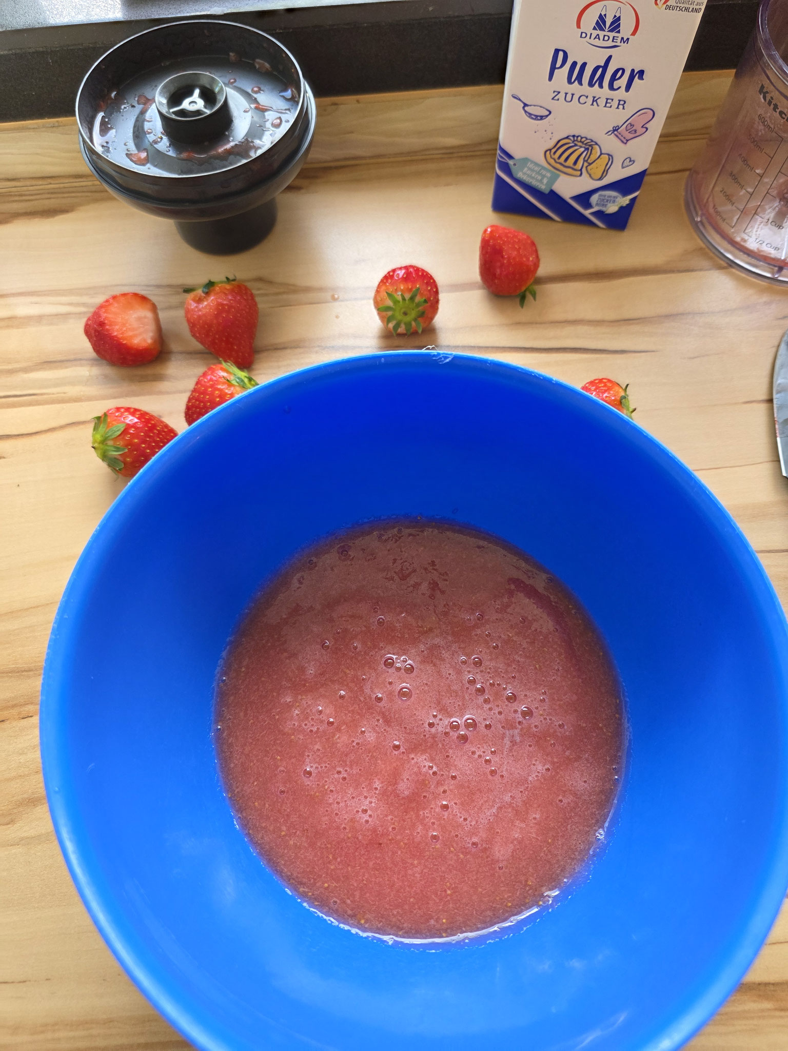 Erdbeermasse mit Joghurt verrührt für Erdbeer-Yogurette-Tarte