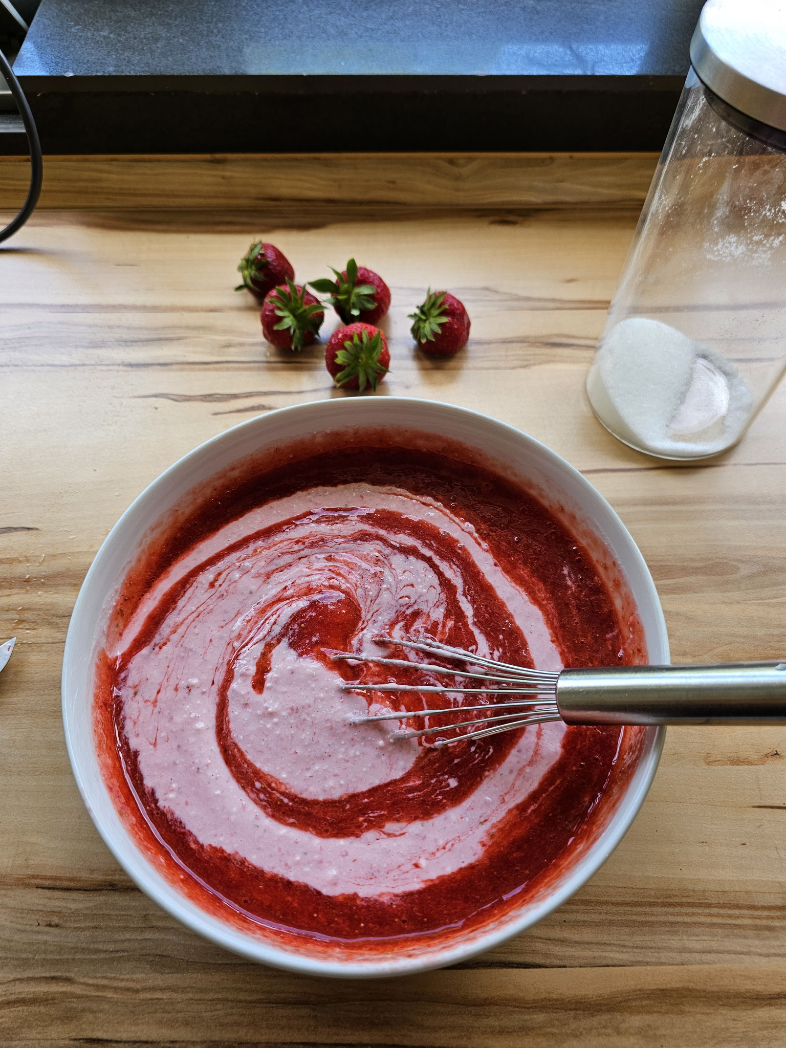 Pürierte Erdbeeren in die Joghurt-Quarkmischung einrühren