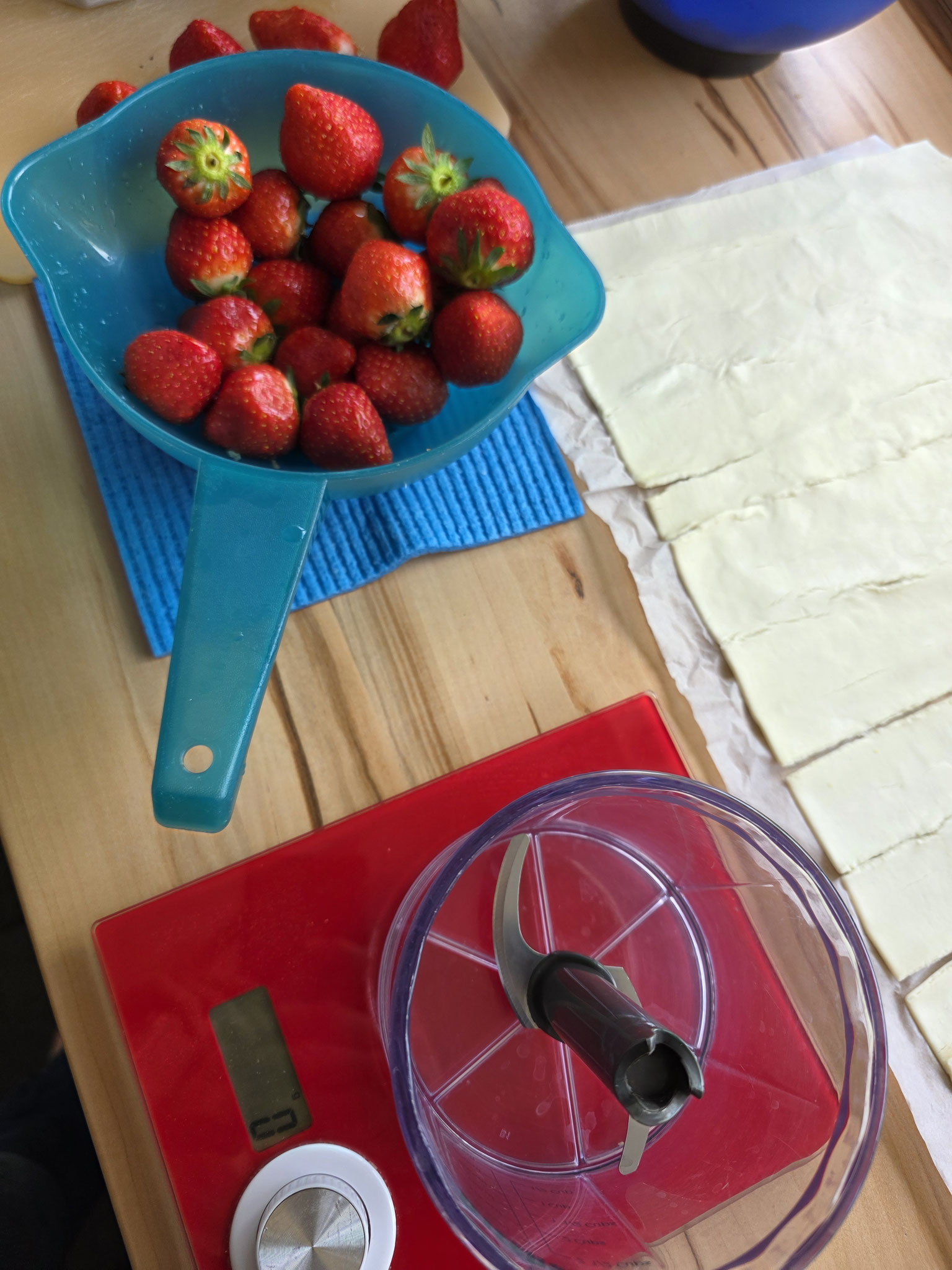 Frisch geputzte und gewaschene rdbbeeren für Erdbeer-Yogurette-Tarte
