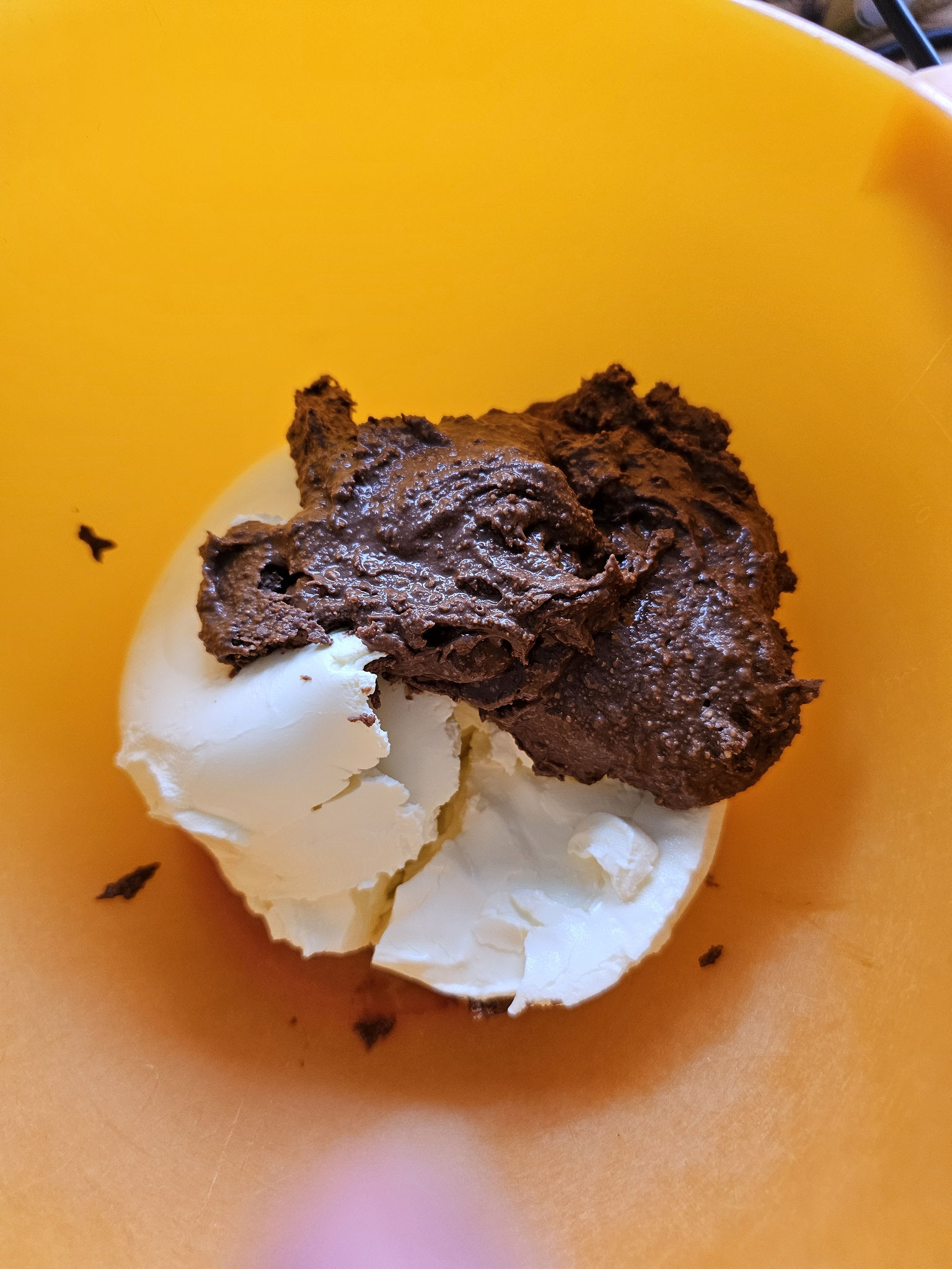 Creme für Erdbeer-Tiramisu mit Rocher vorbereiten